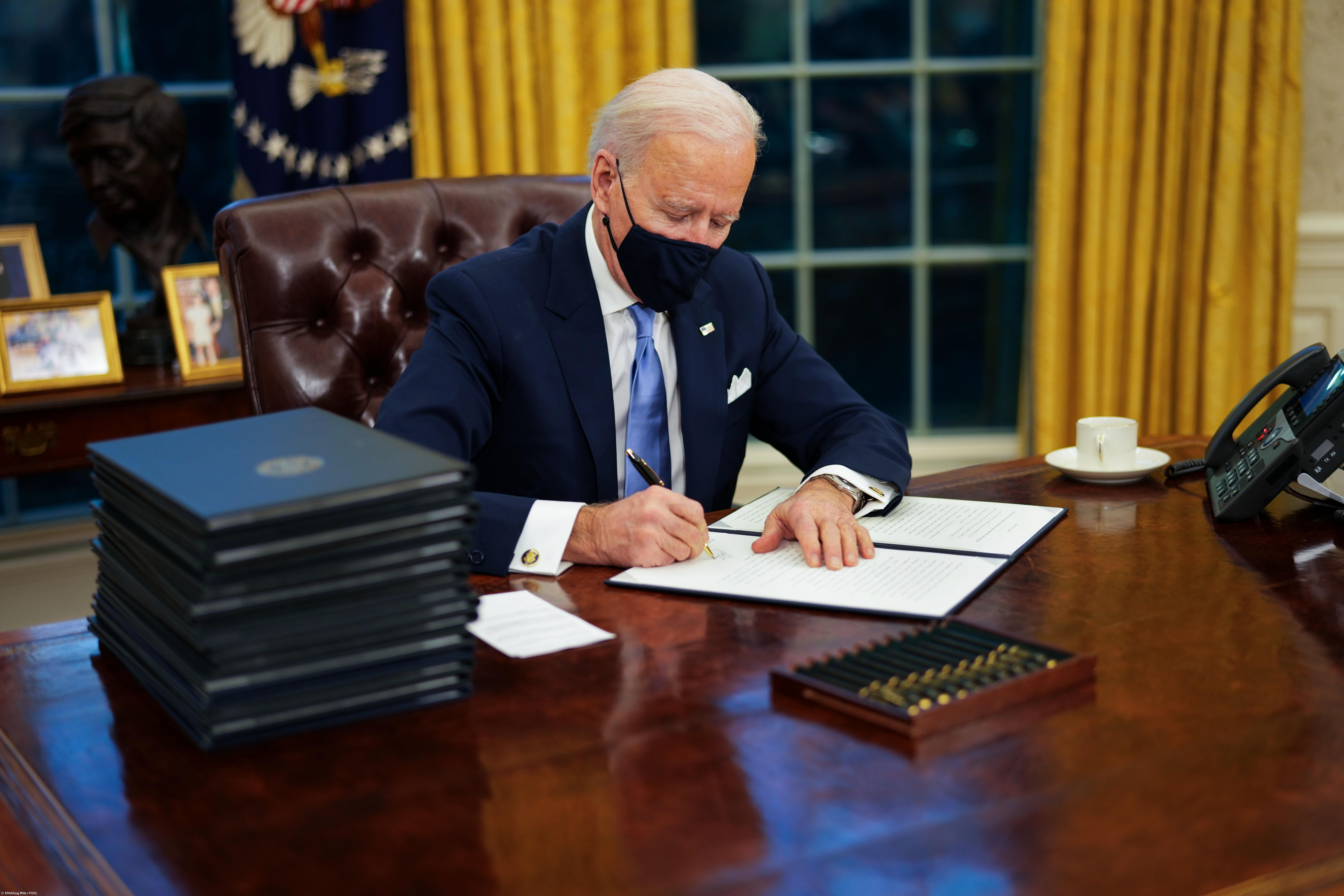 Biden reverte política Trump que discriminava comunidade LGBTQ+ no acesso à saúde – Imagem 1
