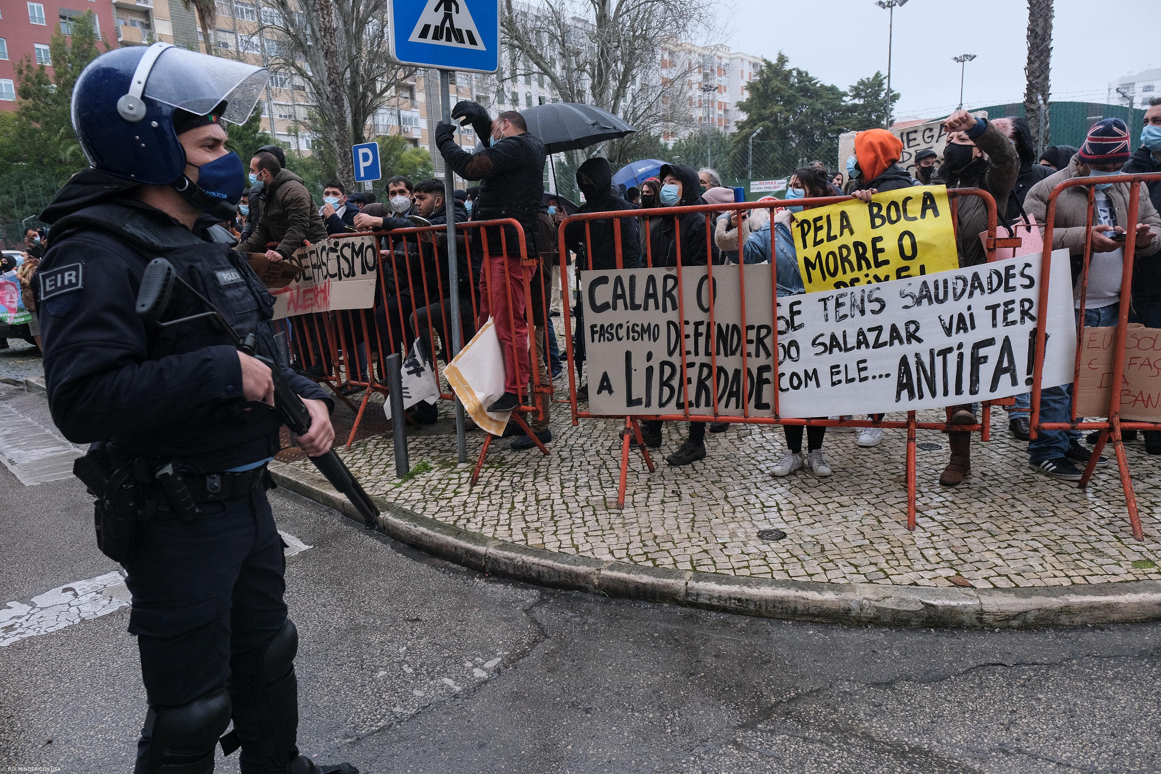Ventura apedrejado por manifestantes em Setúbal, um detido  – Imagem 1