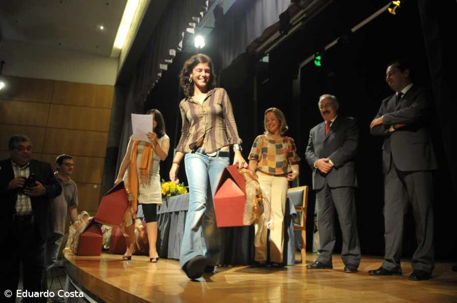 Alunos que terminaram o 12º ano na Lagoa recebem portáteis – Imagem 1