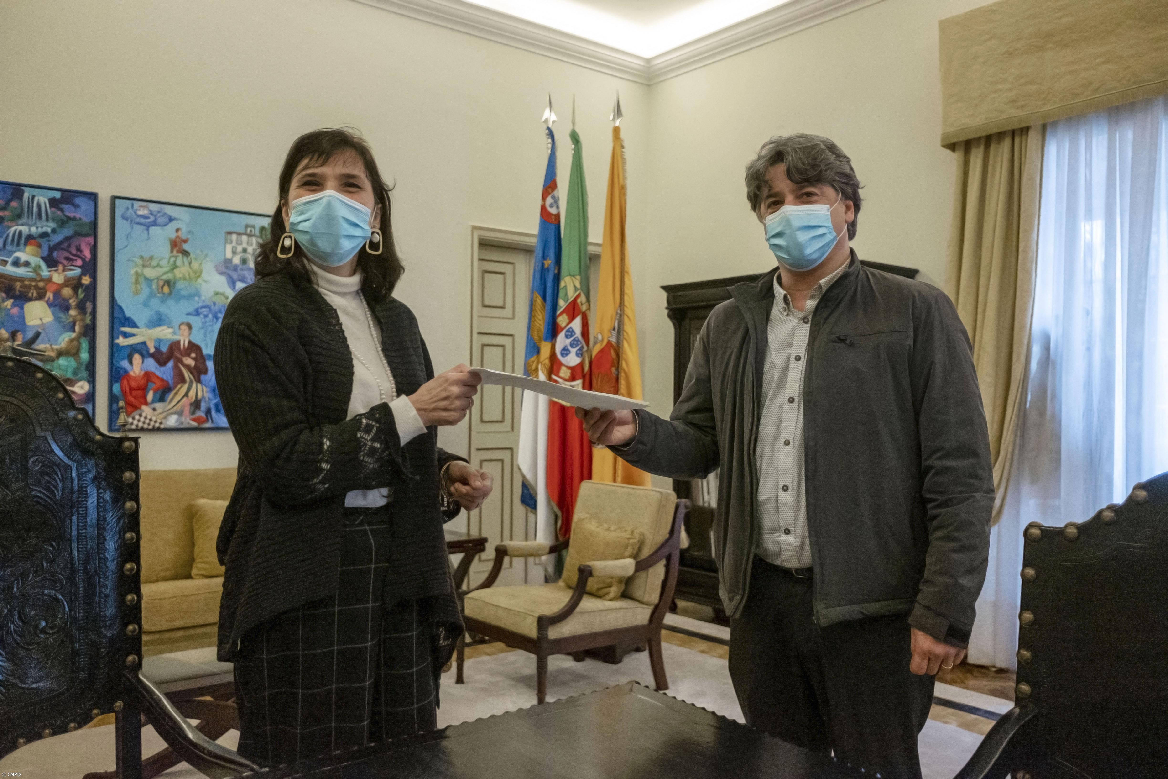 Ponta Delgada entrega 964 livros e 22 leitores de e-books a escolas – Imagem 1