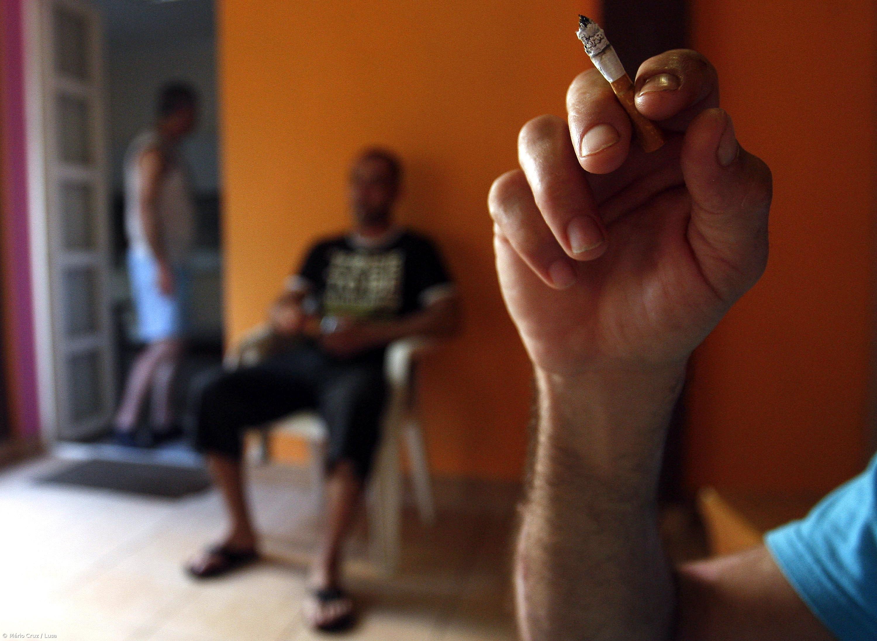 Na grande casa amarela de Lagoa o caminho para deixar as dependências tem 12 passos  – Imagem 1