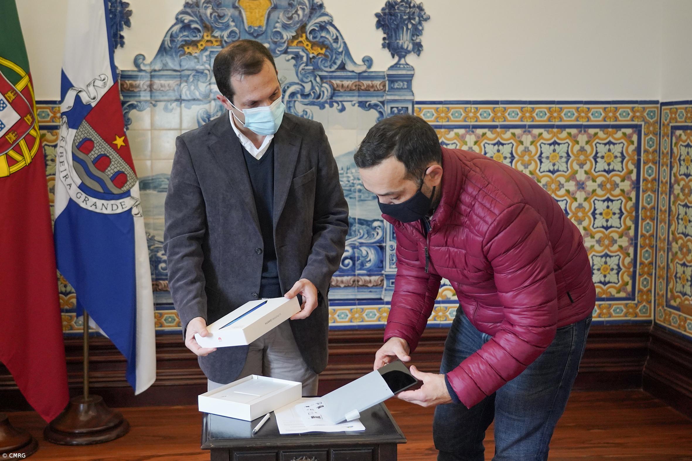 Câmara da Ribeira Grande entrega equipamentos informáticos à Escola Ruy Galvão de Carvalho – Imagem 1