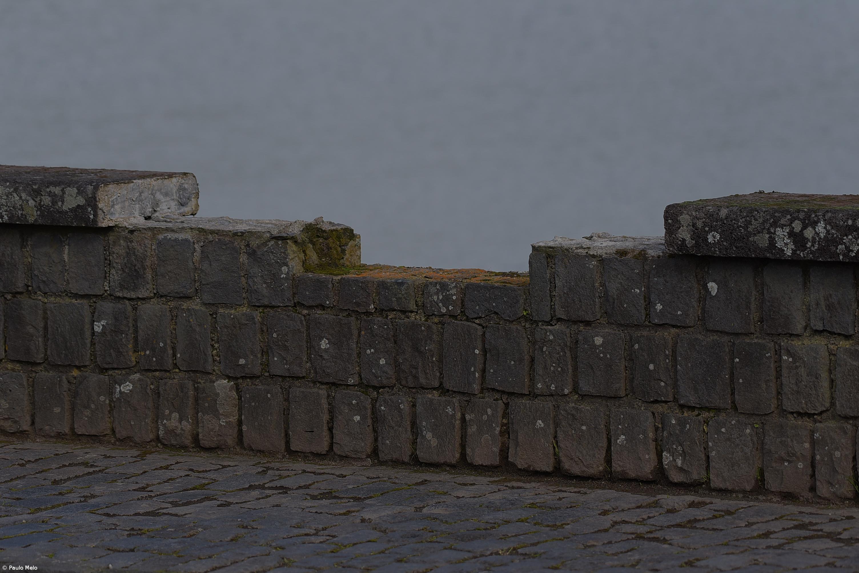 Vandalismo danifica muros da Ponte dos Regos na freguesia das Sete Cidades – Imagem 1