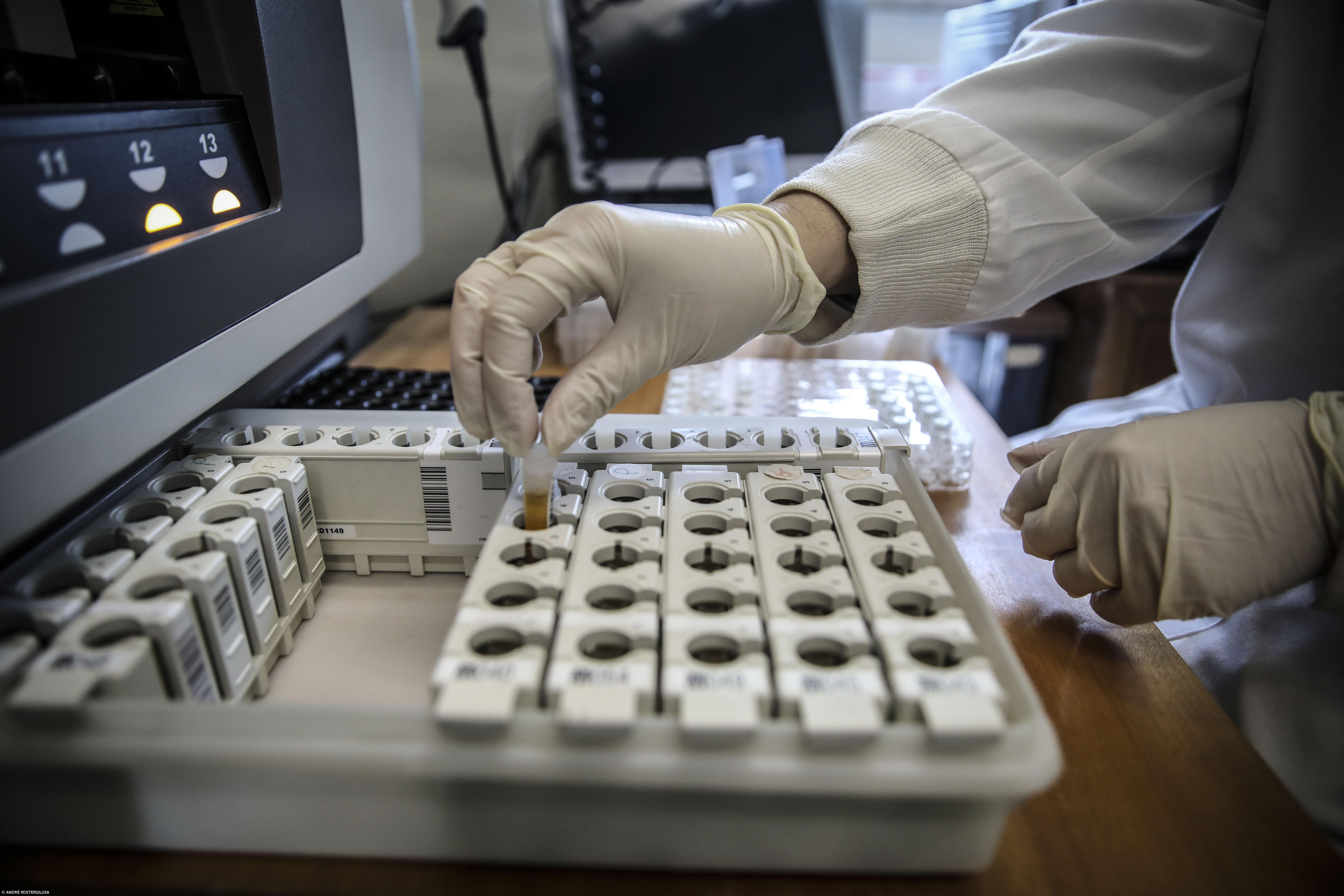 Média de casos com ligeira redução para as 25.042 infeções diárias – Imagem 1