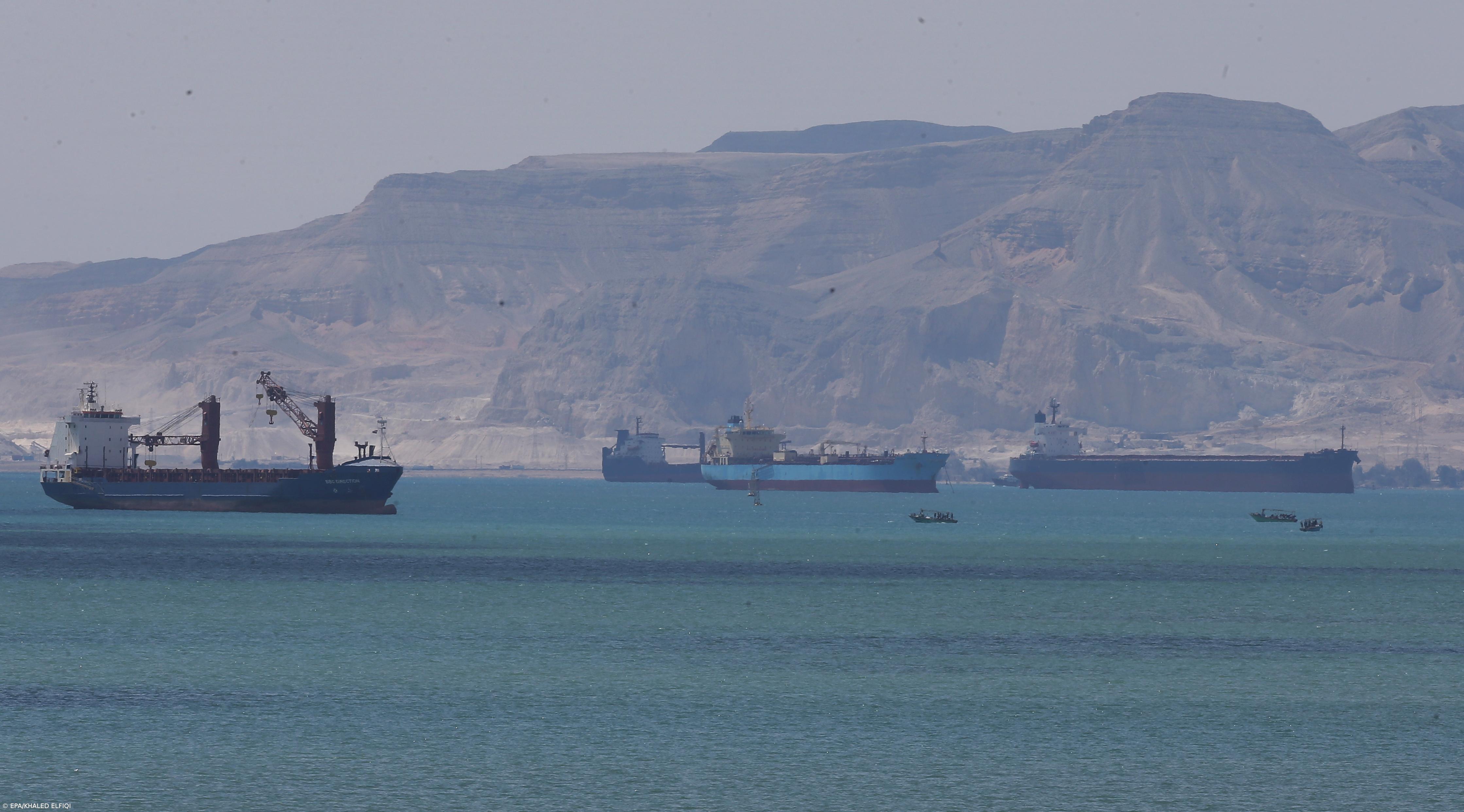 Mais de 400 embarcações aguardam no Canal do Suez após seis dias de bloqueio – Imagem 1