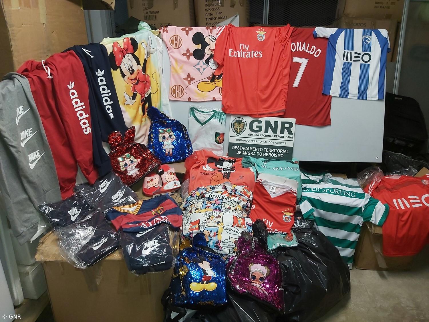 Apreensão de 737 artigos de vestuário contrafeitos na ilha Terceira – Imagem 1