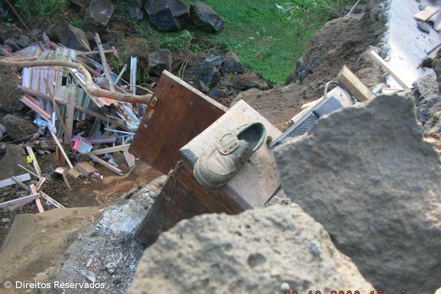 Derrocada junto a ribeira ameaça casa no Cabouco – Imagem 1