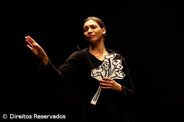 Dança contemporânea e teatro fundidos – Imagem 1