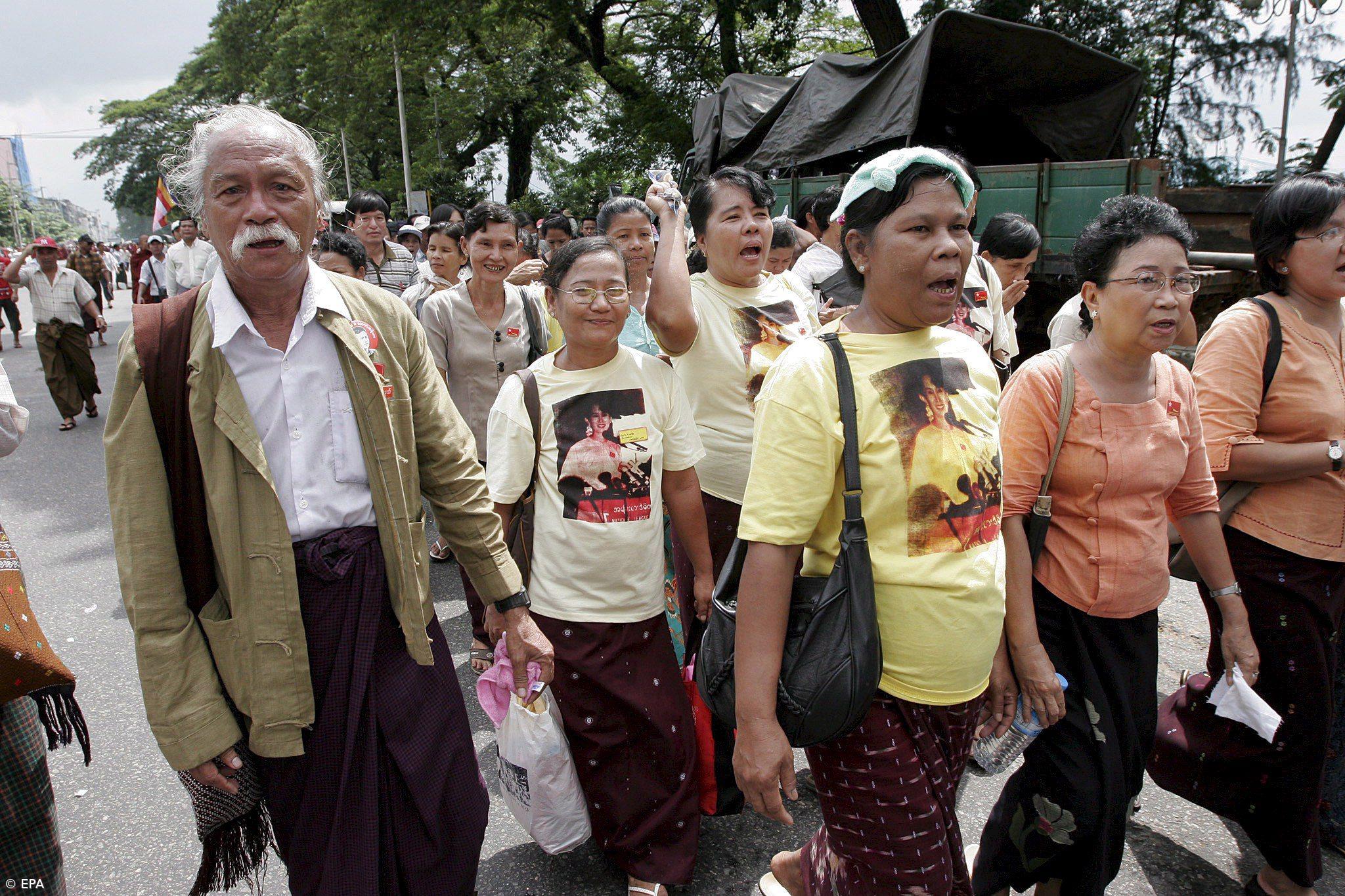 Milhares de pessoas manifestam-se em Rangun em demonstração de apoio à Junta Militar – Imagem 1