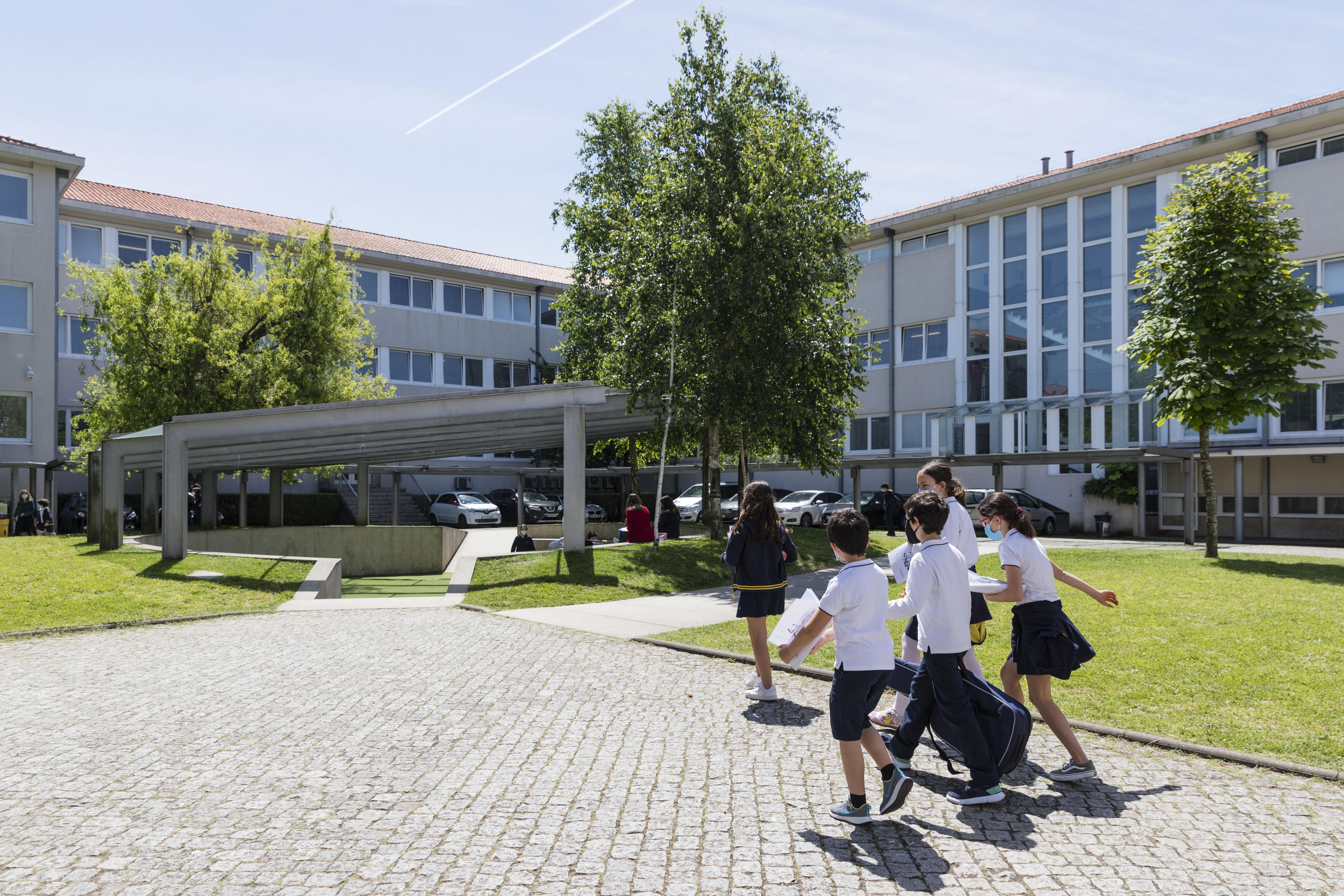 Vantagem de colégios face a escolas públicas anula-se quando escolaridade dos pais é igual – Imagem 1