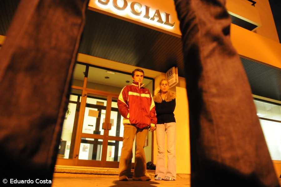 Casal ao relento à porta da Segurança Social  – Imagem 1