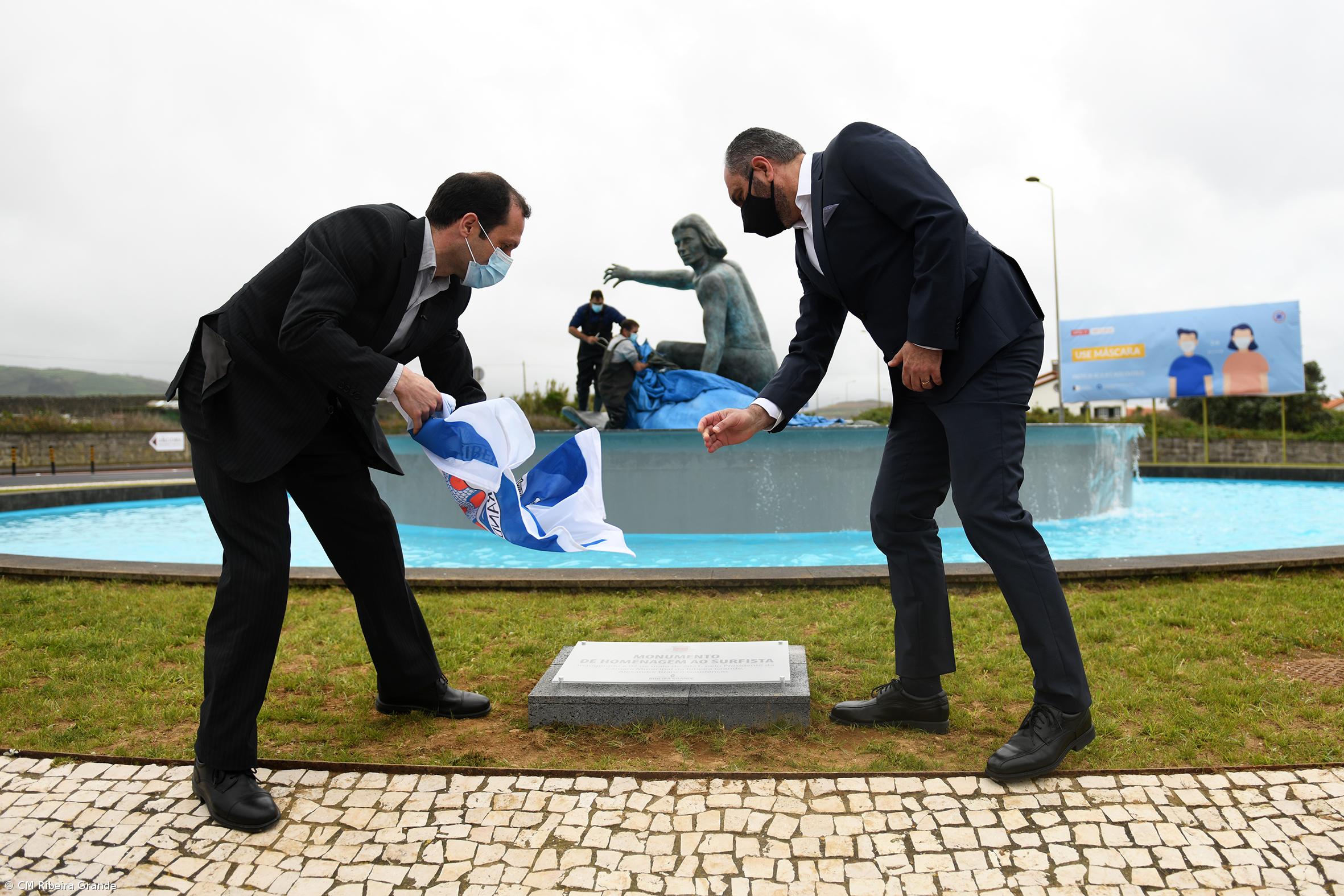 Ribeira Grande com monumento de homenagem ao surfista  – Imagem 1