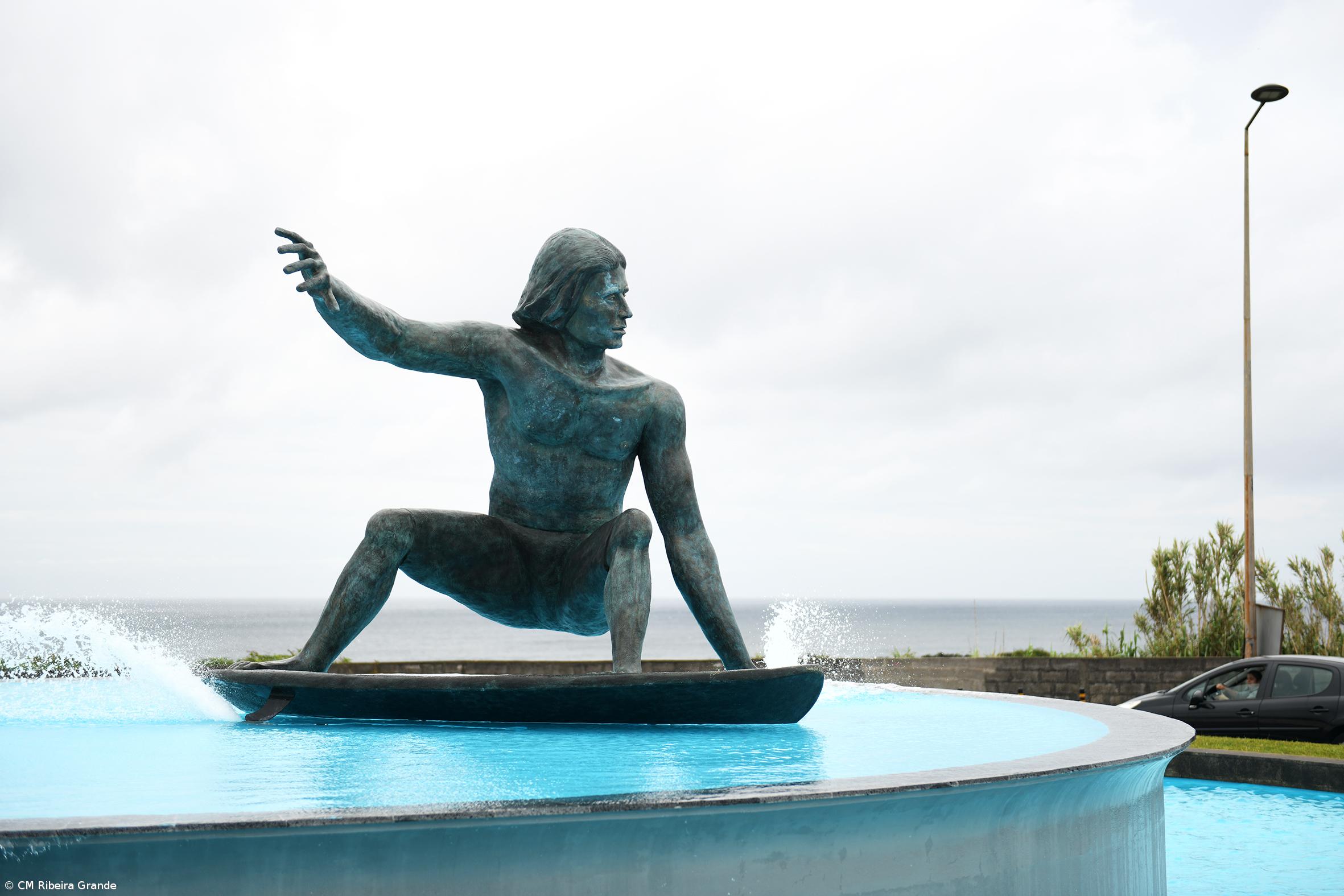 Ribeira Grande com monumento de homenagem ao surfista  – Imagem 2