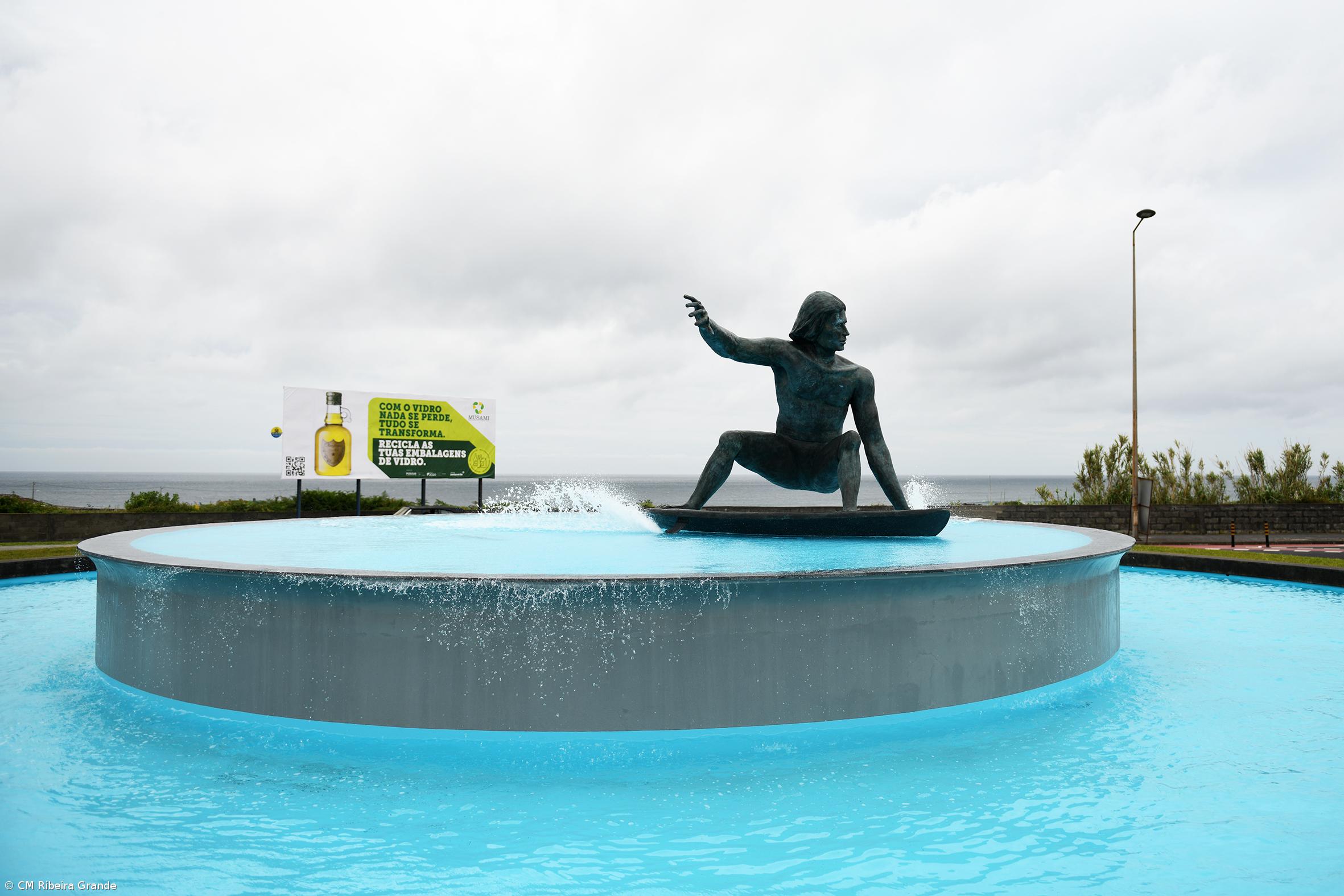 Ribeira Grande com monumento de homenagem ao surfista  – Imagem 3