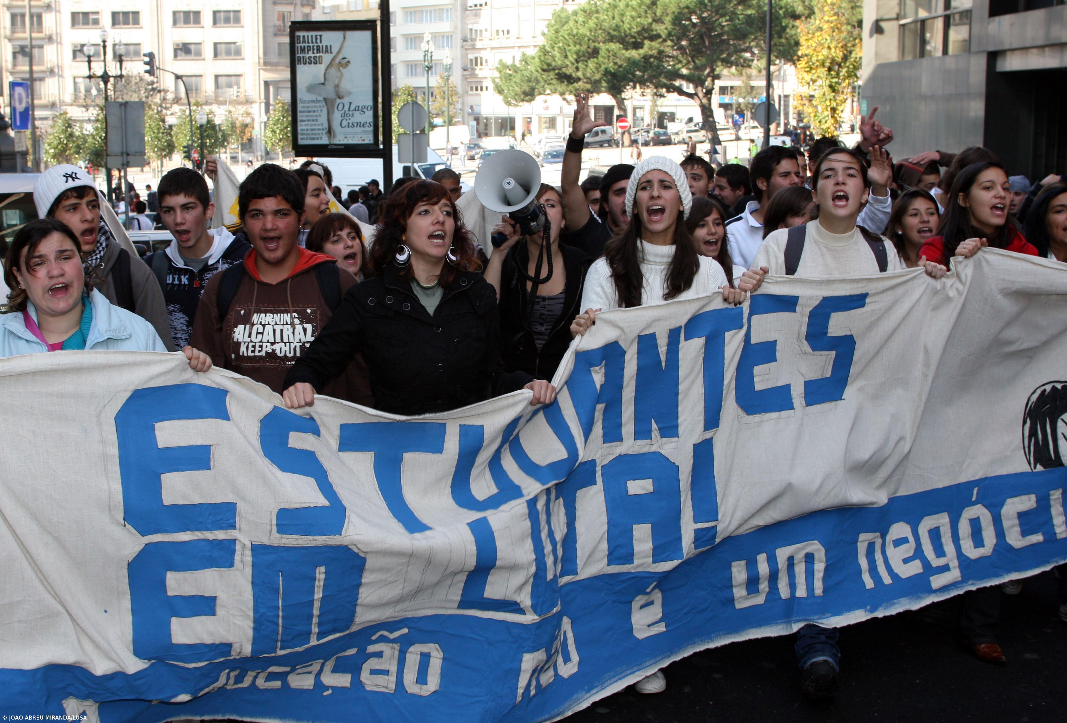 Milhares de estudantes manifestaram-se hoje – Imagem 1