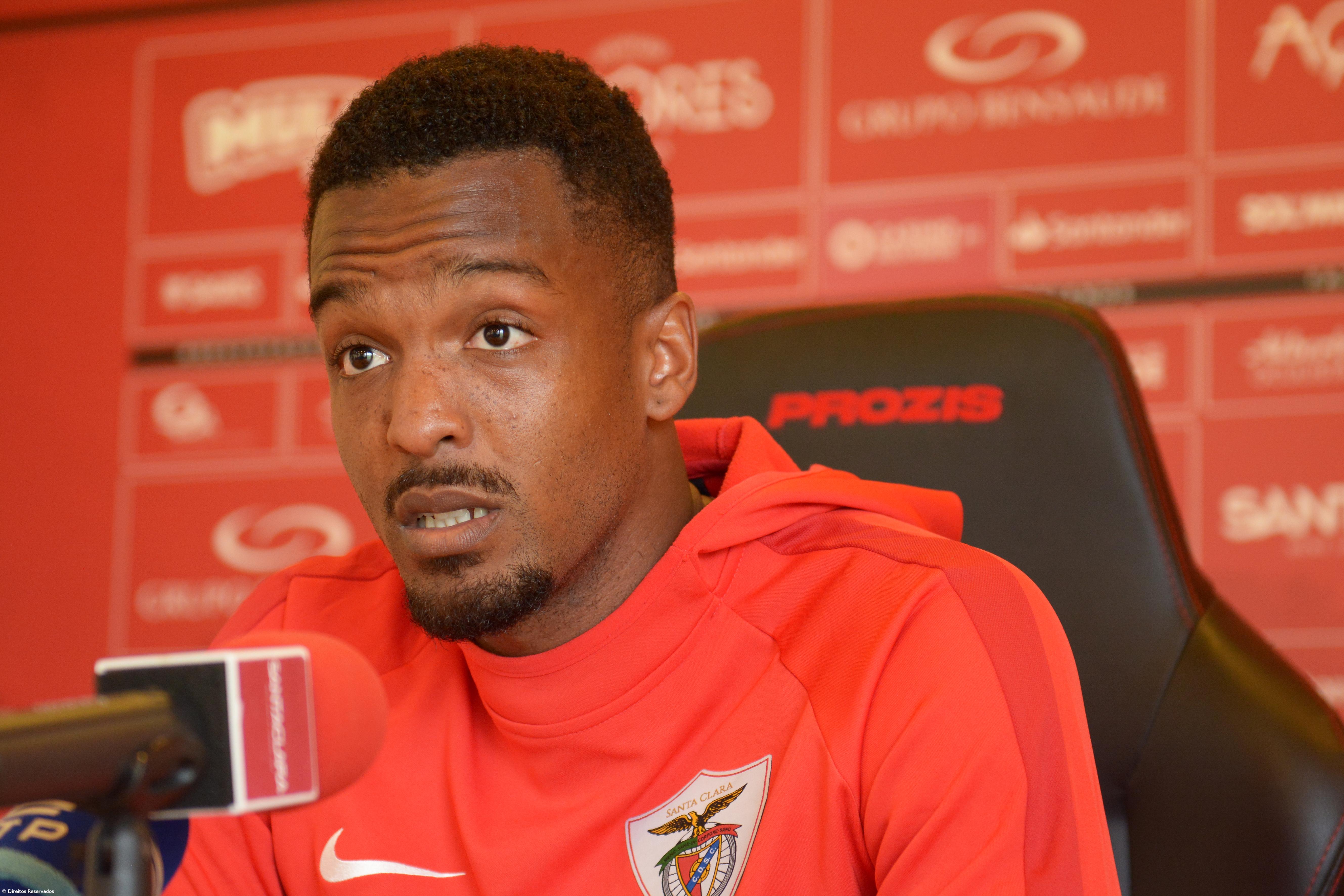 Lateral Pierre Sagna renova contrato com o Santa Clara – Imagem 1