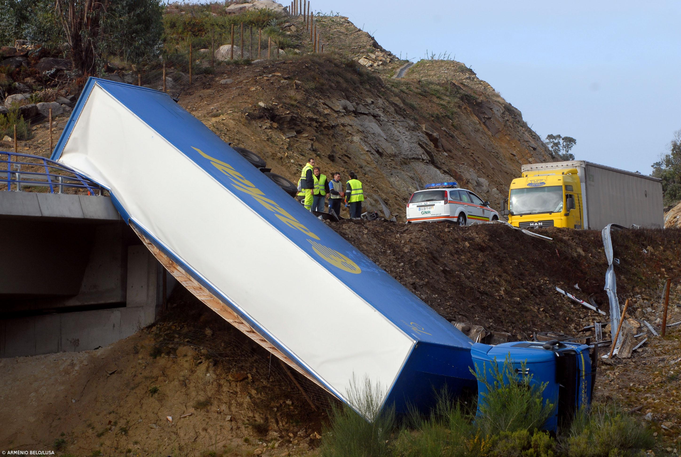 Camião despista-se e cai em penhasco – Imagem 1