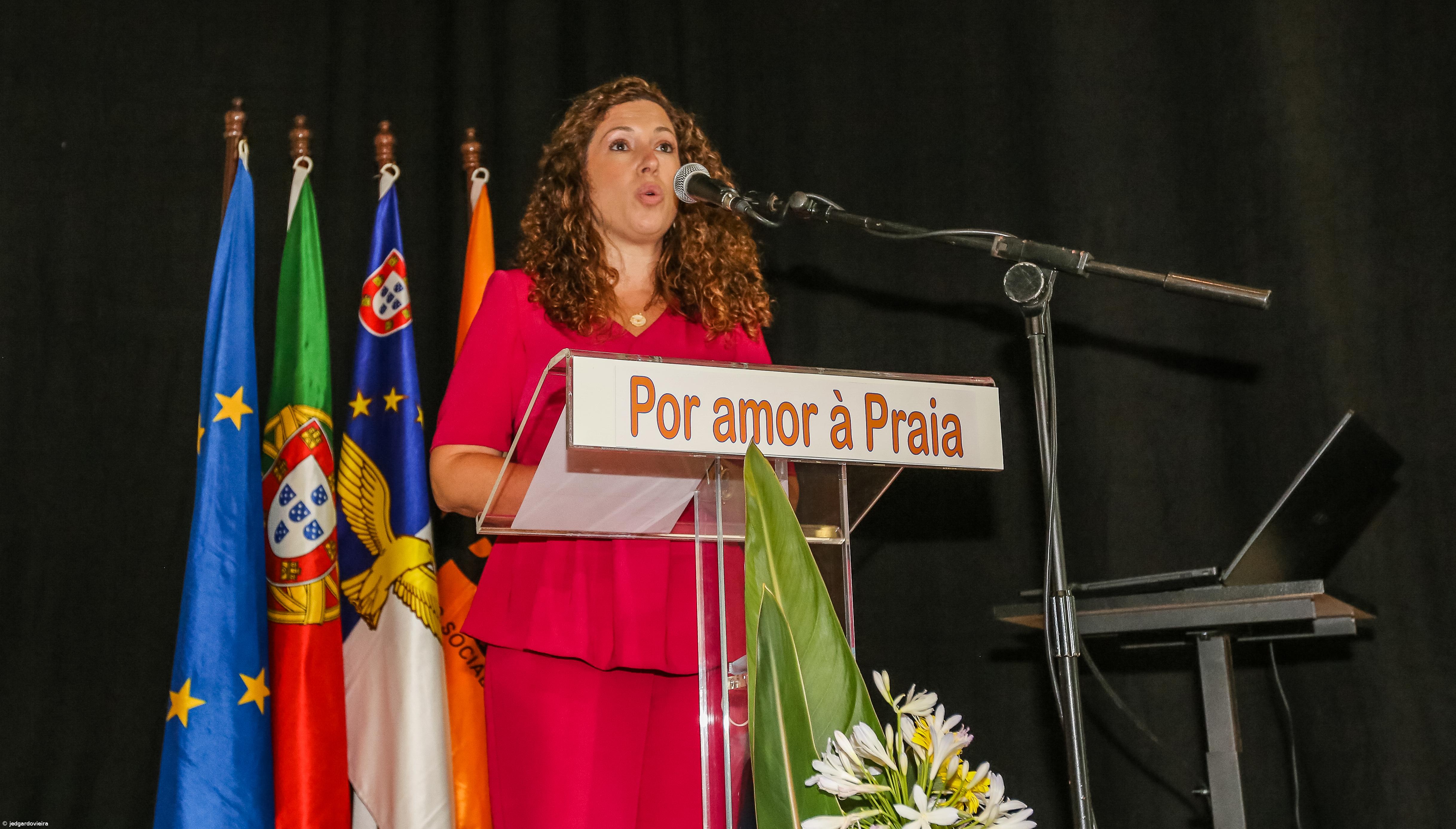 Vânia Ferreira eleita presidente da Câmara da Praia da Vitória – Imagem 1