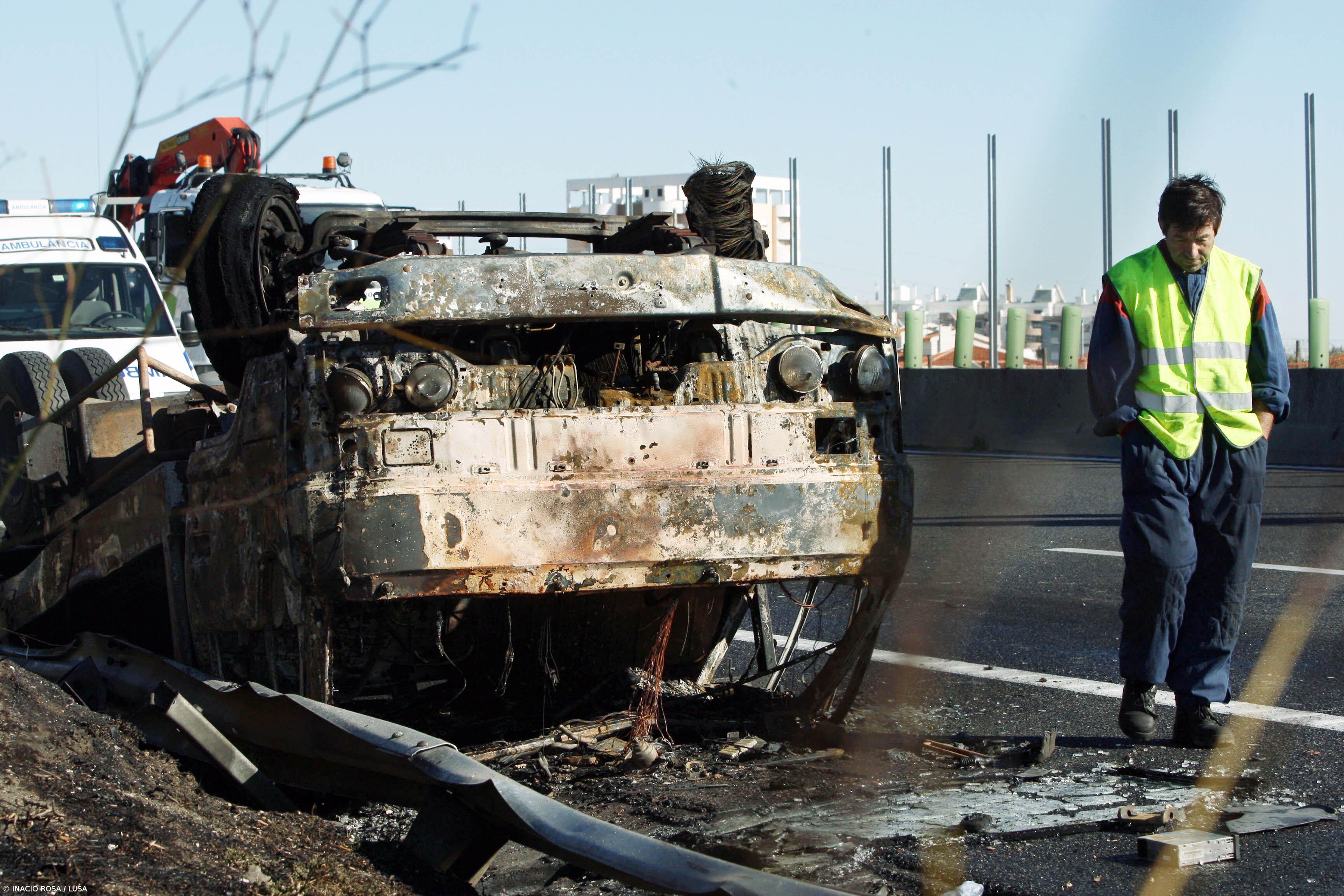 Colisão de camião-cisterna com veículo faz dois mortos – Imagem 1