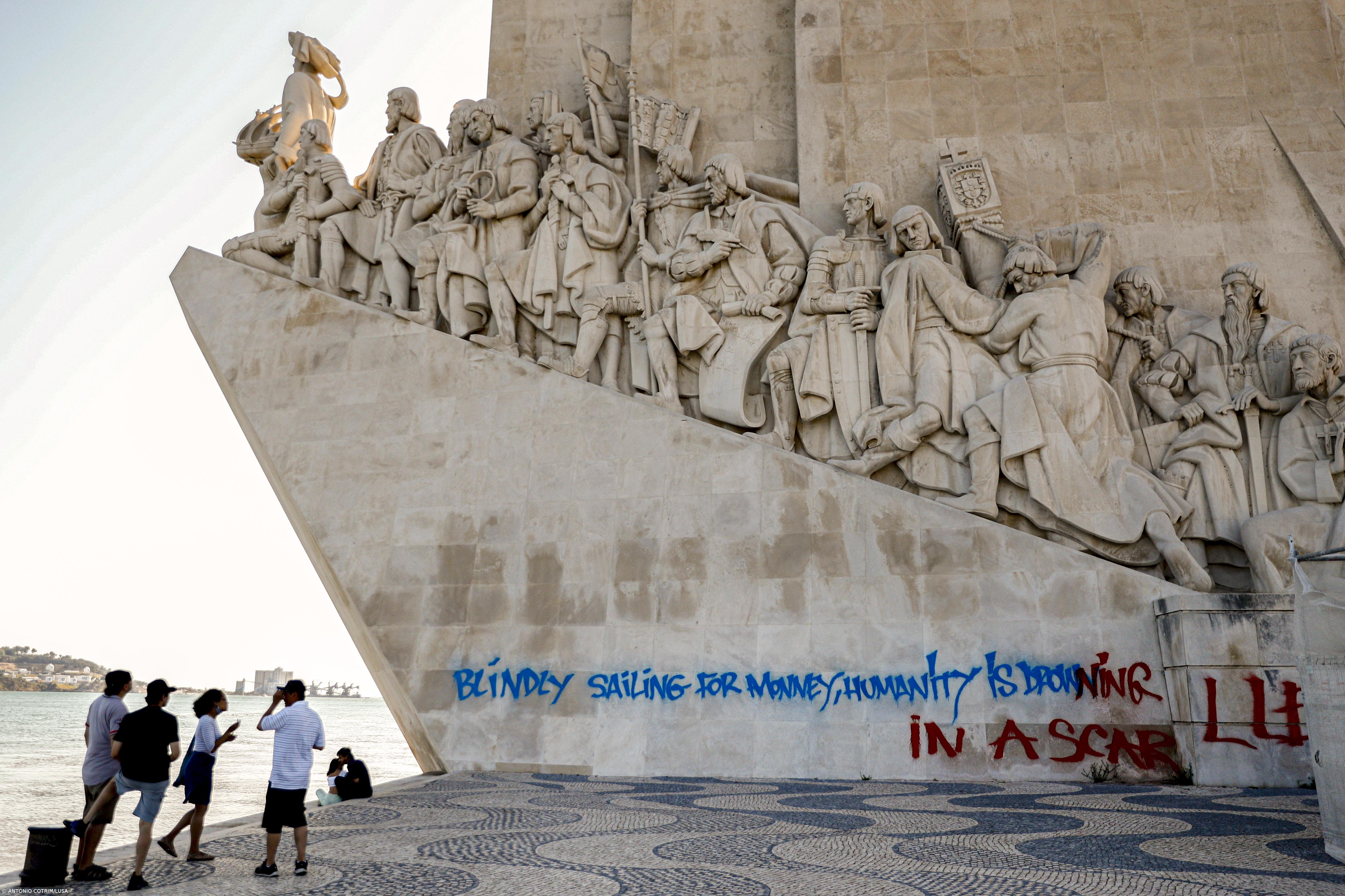 Padrão dos Descobrimentos, em Lisboa, vandalizado com mensagem em inglês  – Imagem 1