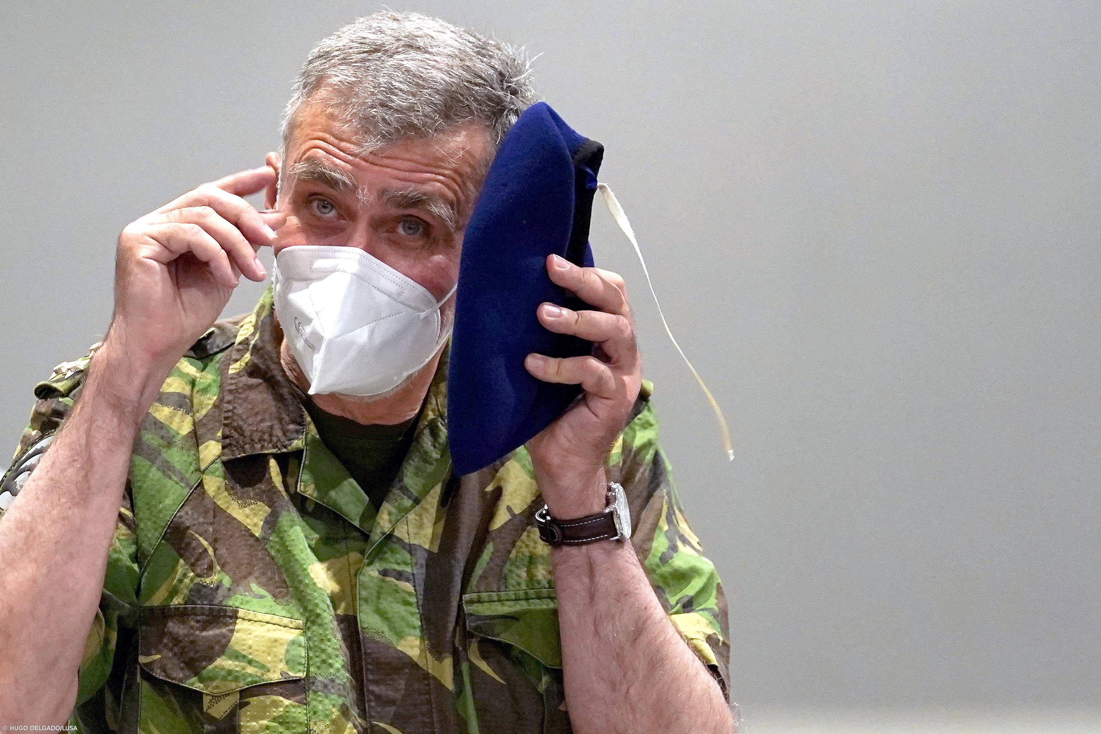 Gouveia e Melo recebido com aplausos em Cascais em nova fase da vacinação  – Imagem 1