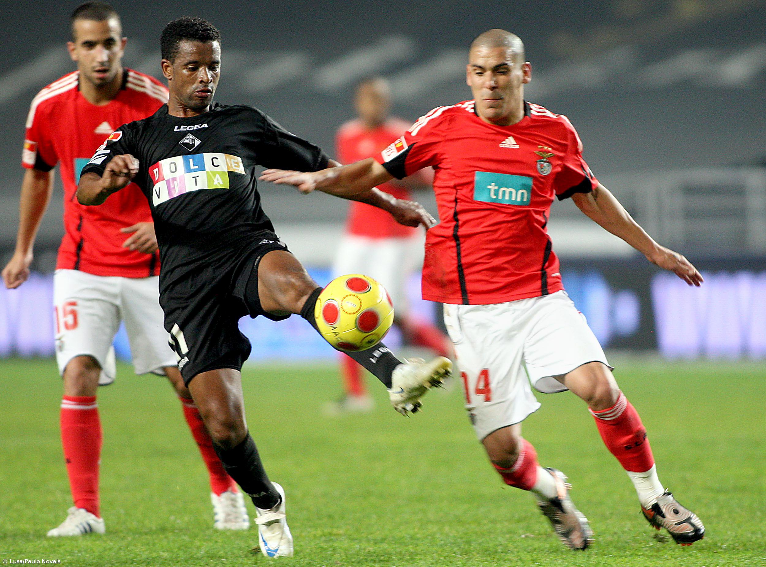 Benfica vence em Coimbra e aproxima-se do líder – Imagem 1