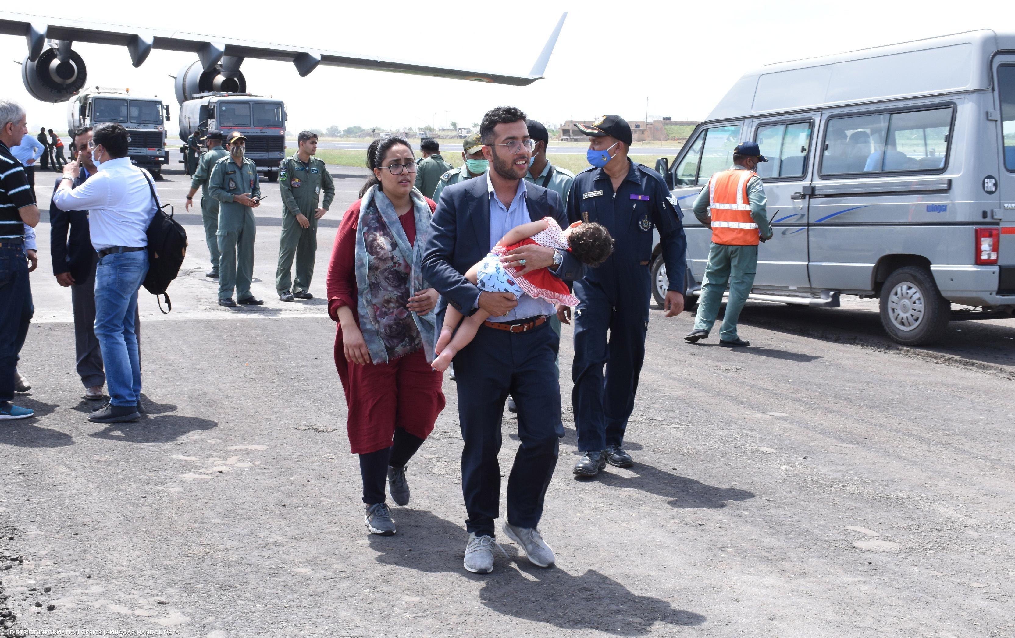 Milhares protestam na Alemanha para exigir acolhimento de colaboradores afegãos – Imagem 1