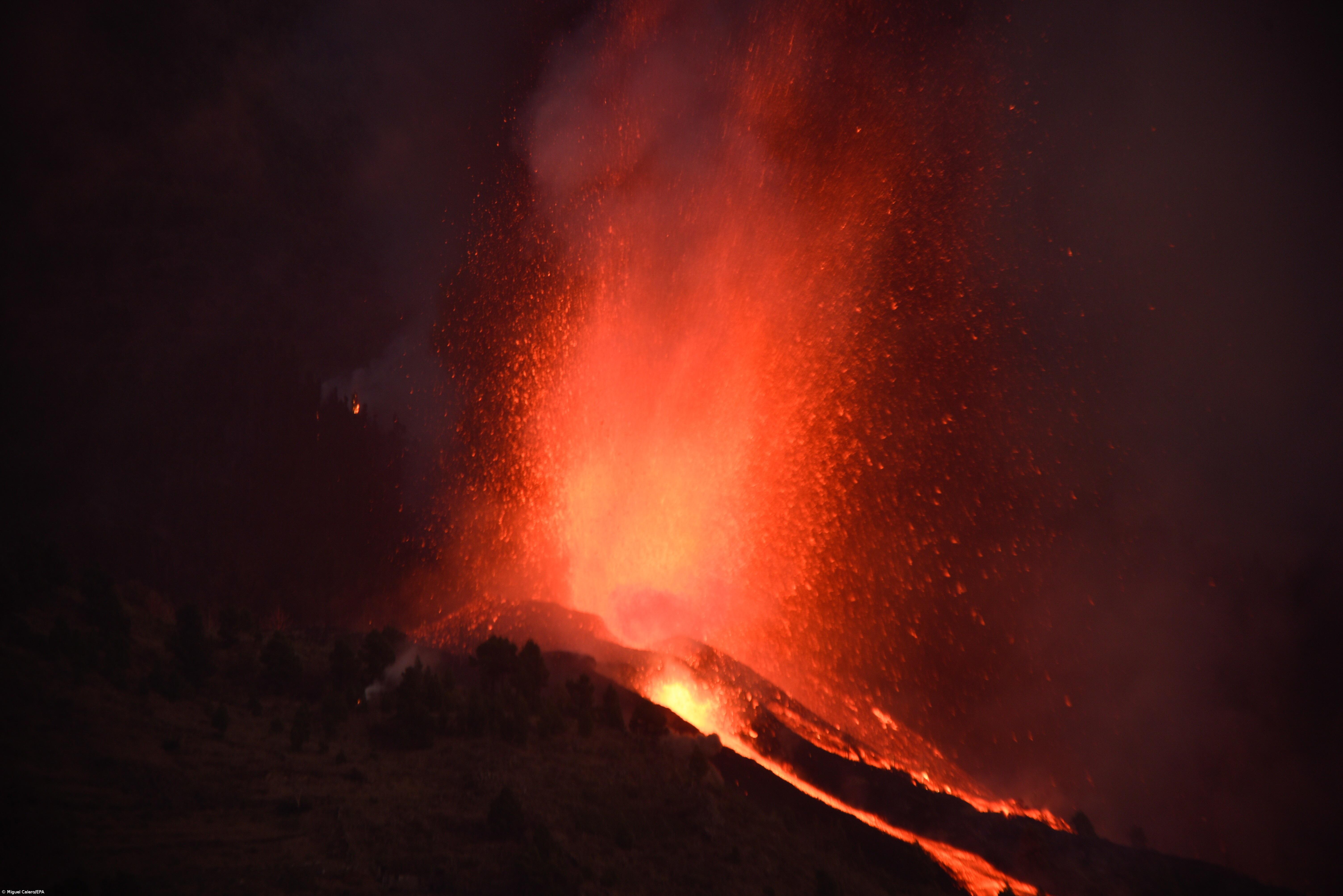 Lava já ameaça as casas mais perto de vulcão em erupção nas Canárias – Imagem 1