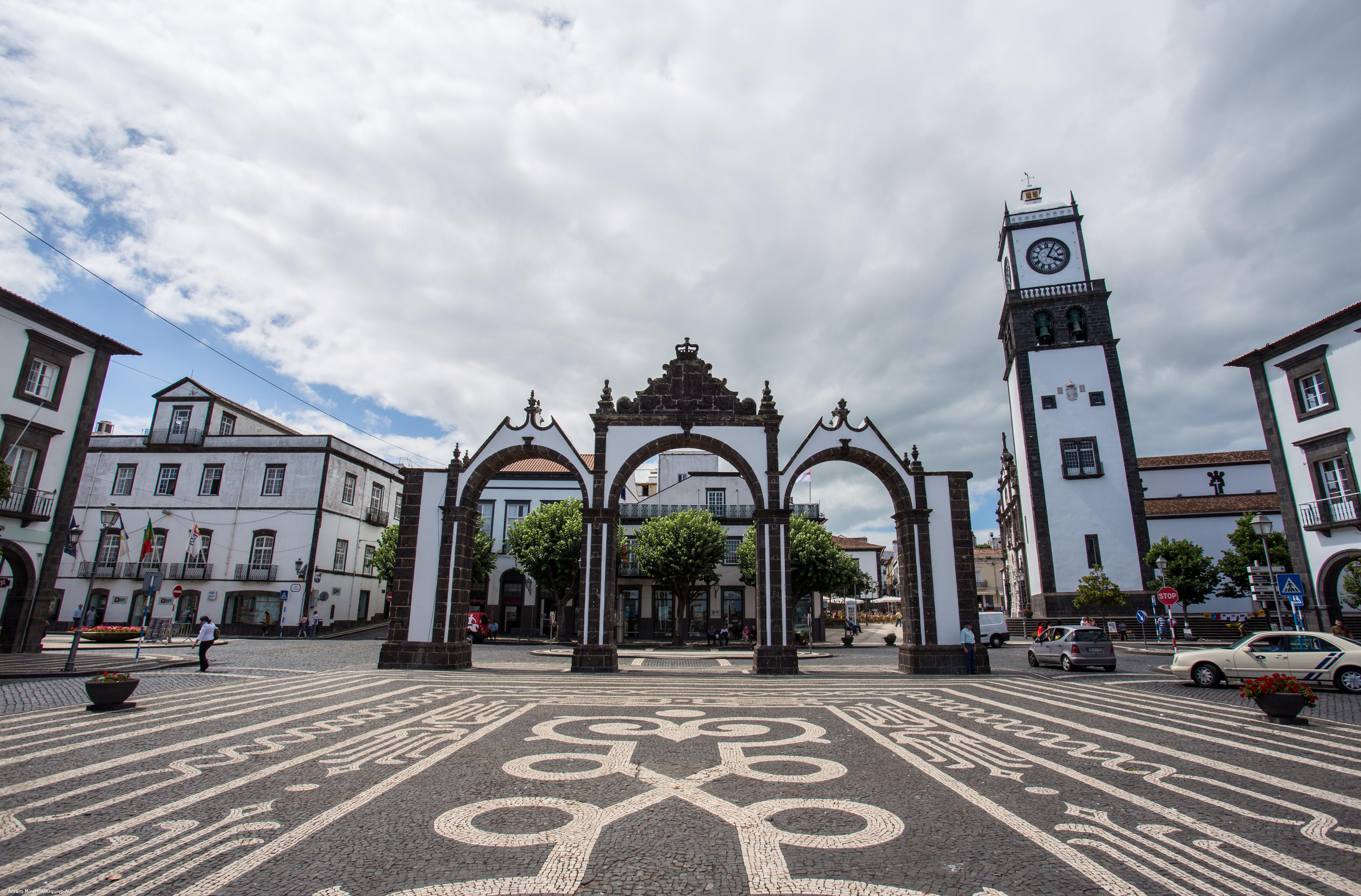 Portas da Cidade iluminadas a vermelho sensibilizam cidadãos para as “doenças silenciosas” – Imagem 1
