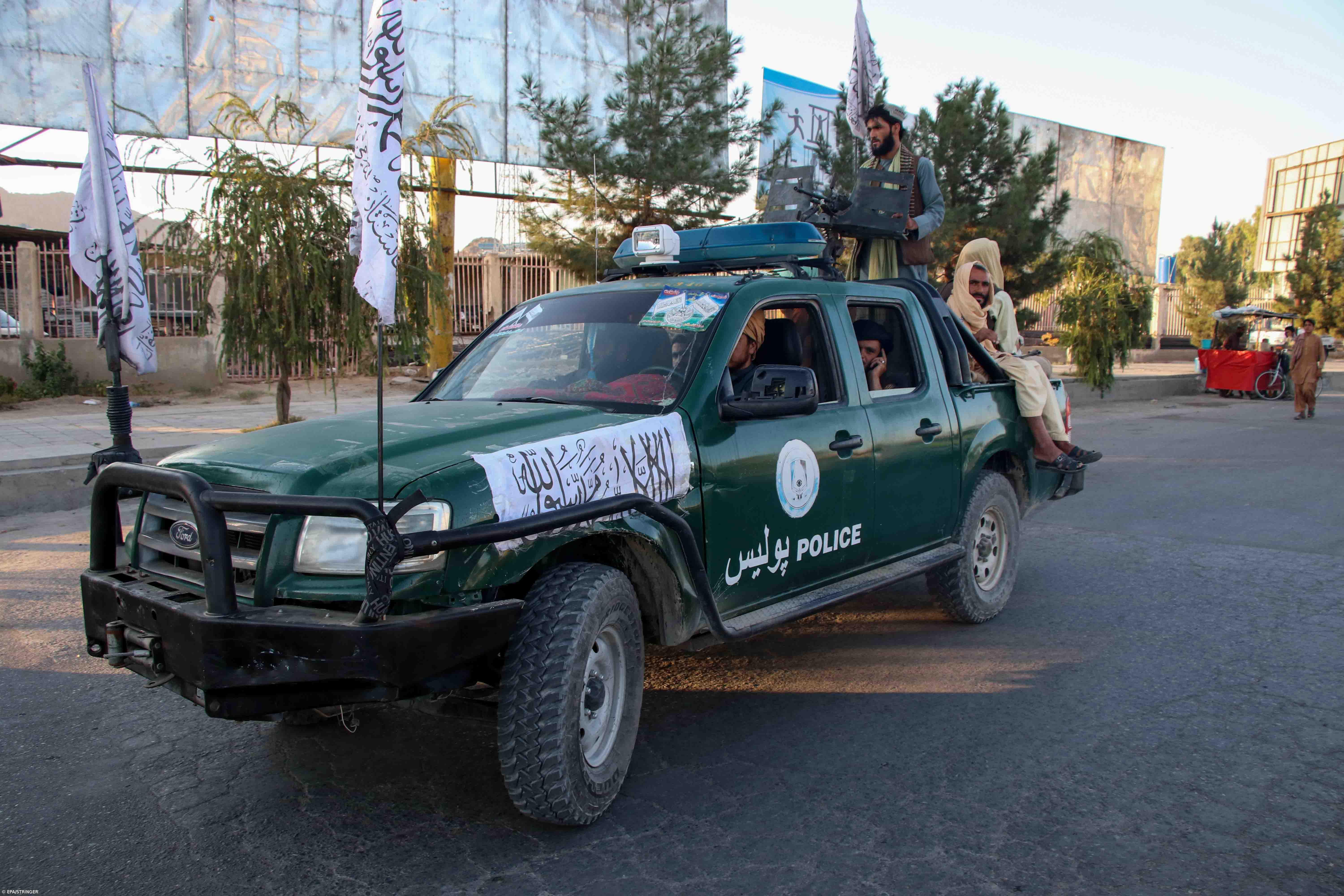Manifestação de mulheres afegãs reprimida pelas autoridades de Cabul – Imagem 1
