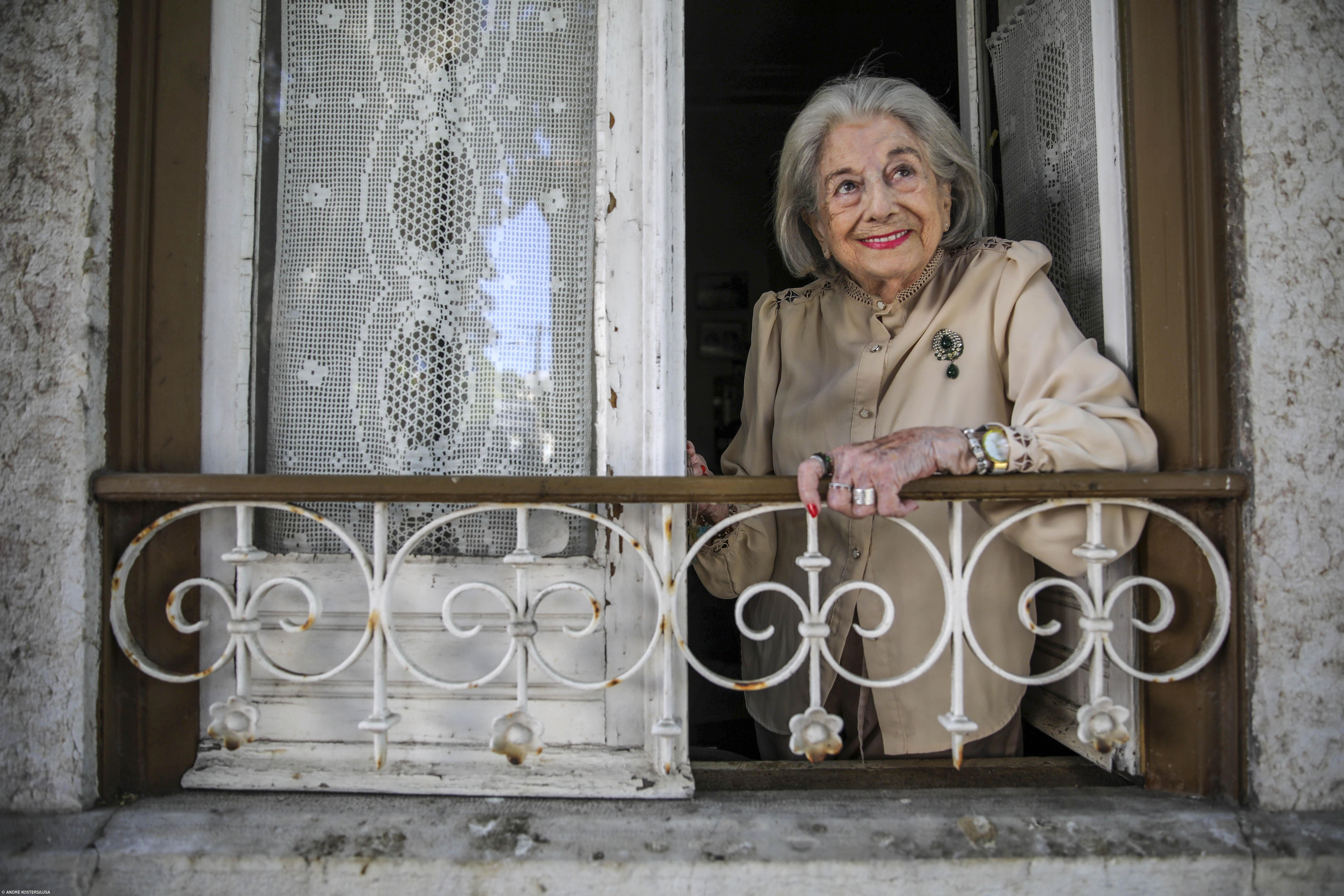 Eunice Muñoz volta ao palco do D. Maria no dia em que assinala 80 anos de estreia naquele palco – Imagem 1