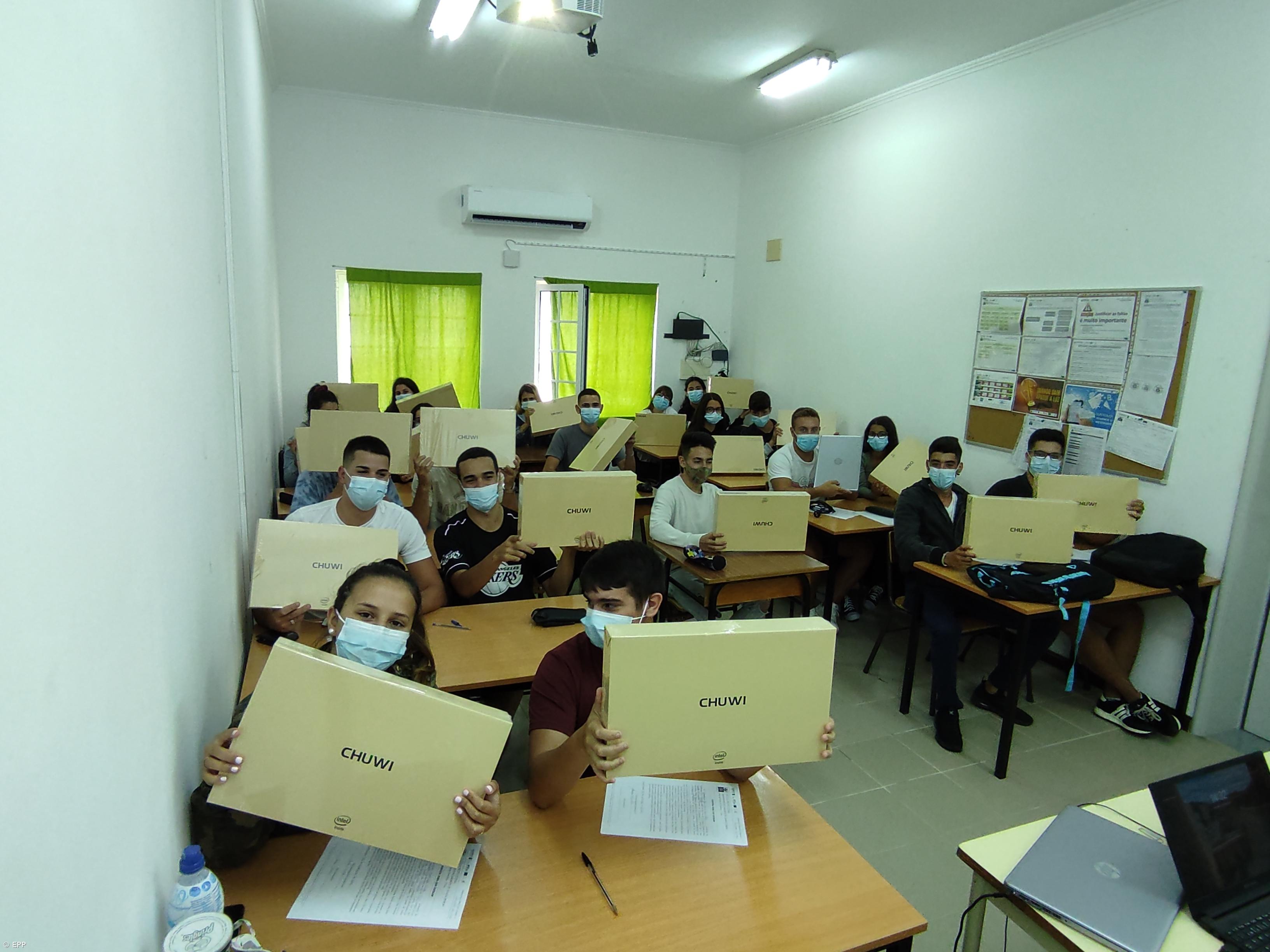 Profissional da Povoação entrega computadores aos alunos – Imagem 1