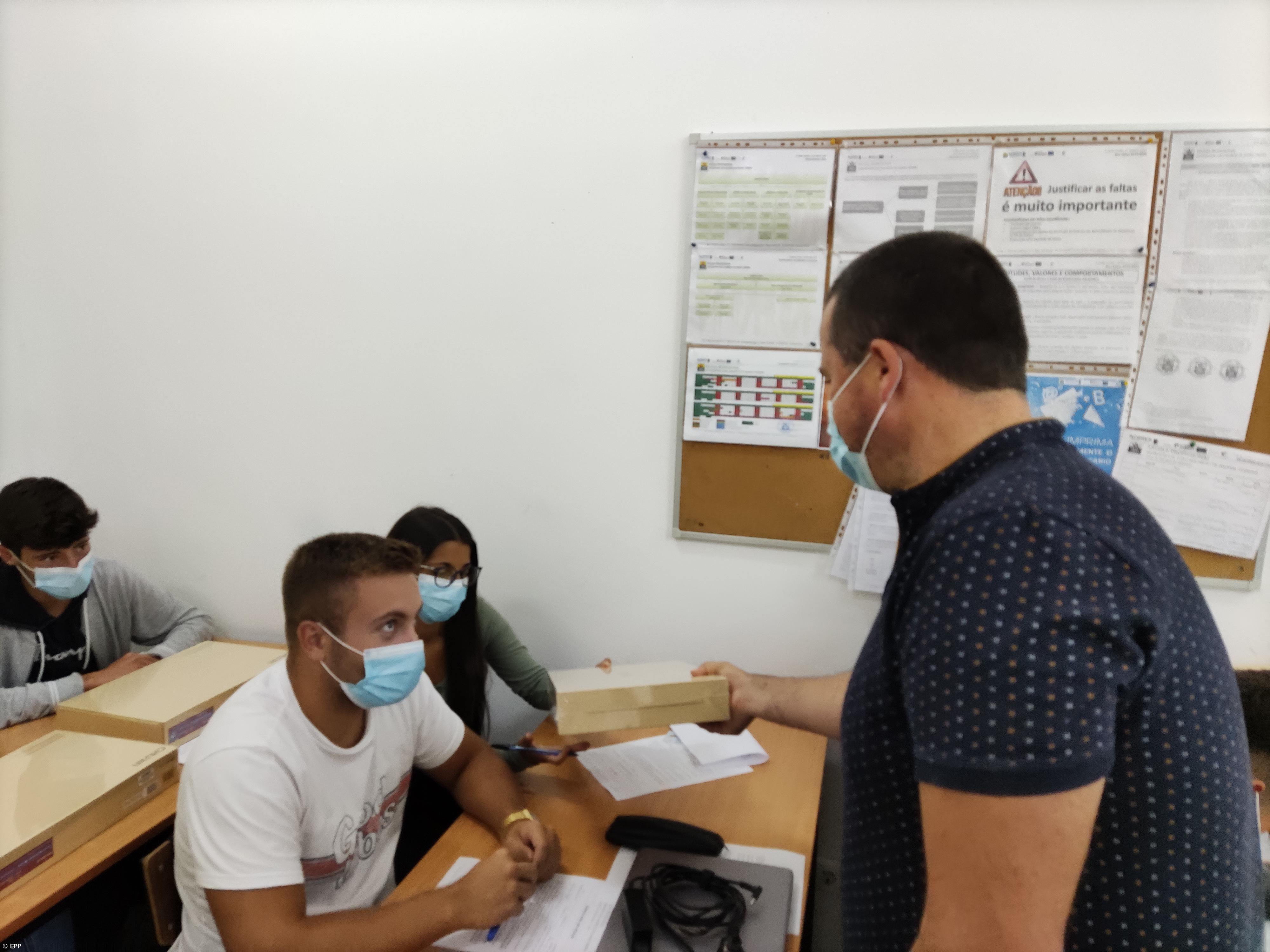 Profissional da Povoação entrega computadores aos alunos – Imagem 2