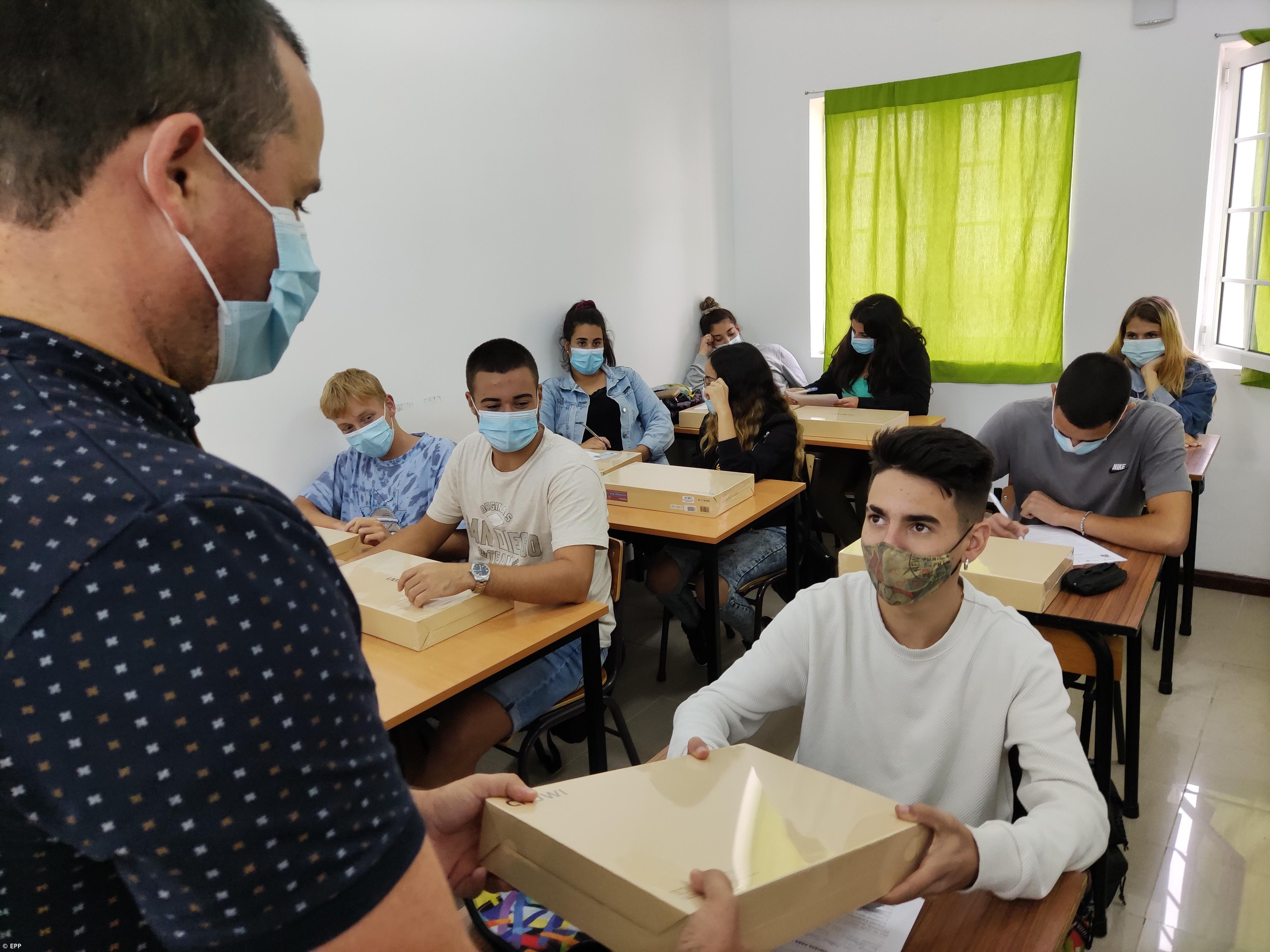 Profissional da Povoação entrega computadores aos alunos – Imagem 3