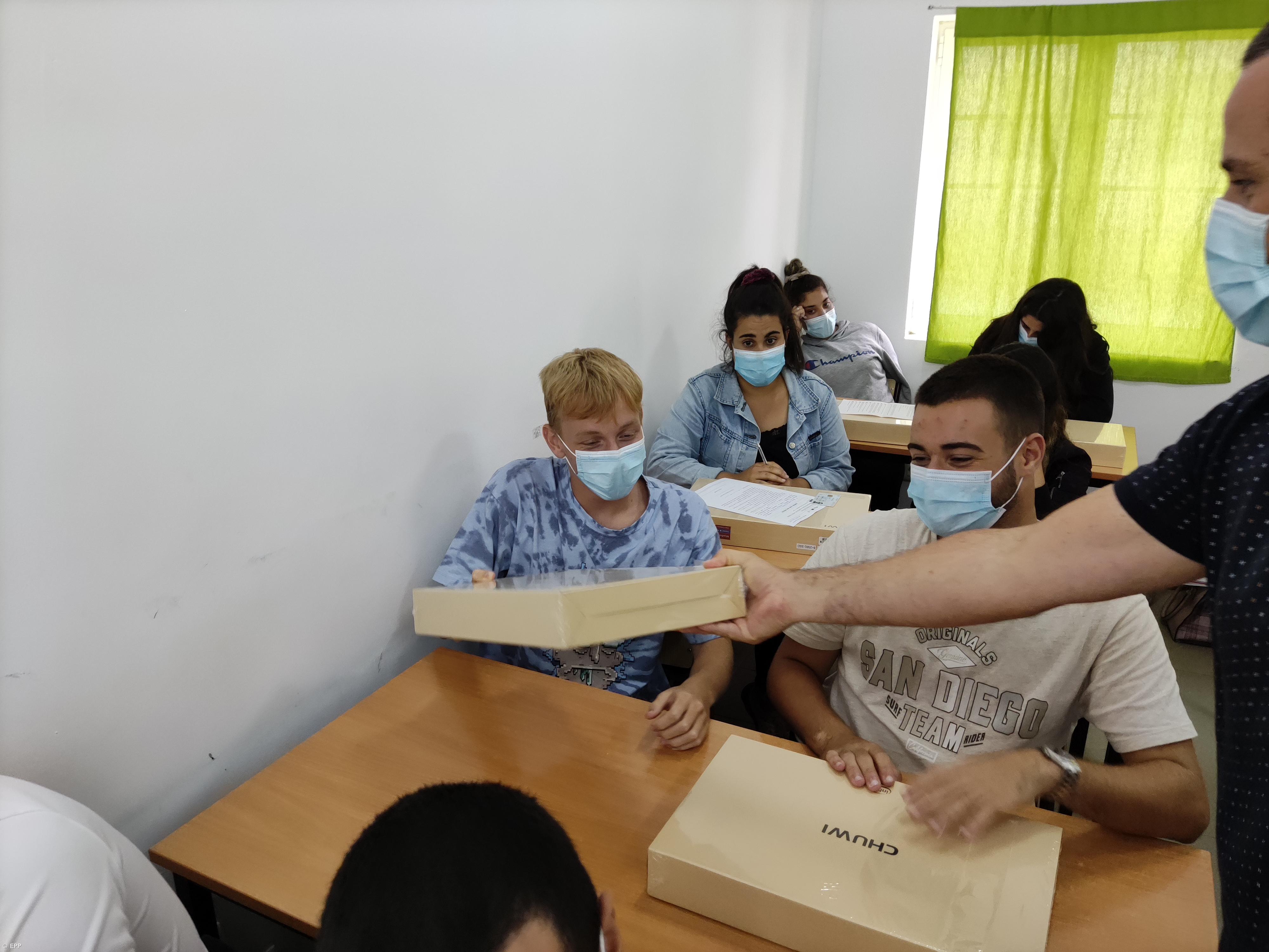 Profissional da Povoação entrega computadores aos alunos – Imagem 4