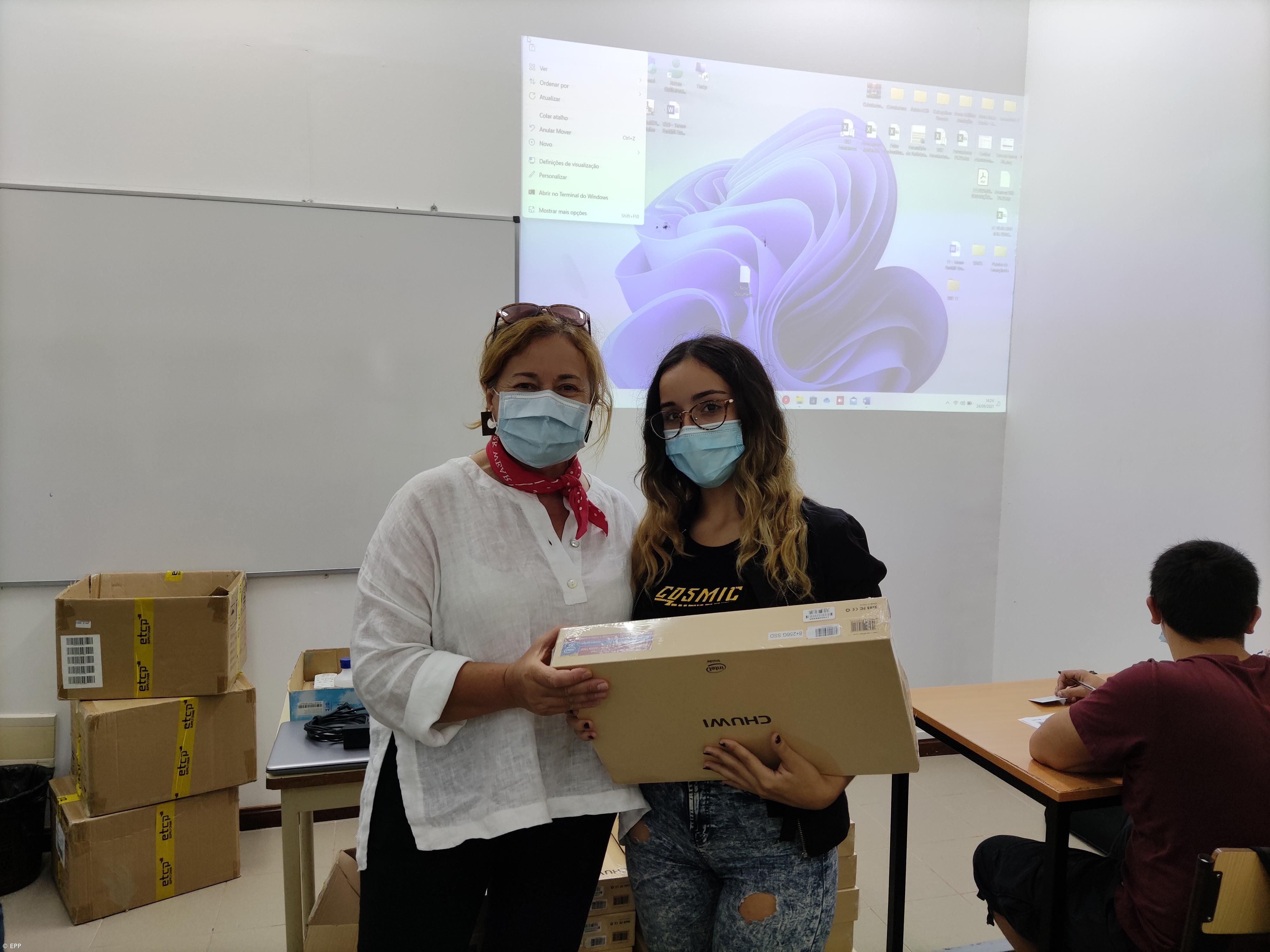 Profissional da Povoação entrega computadores aos alunos – Imagem 5