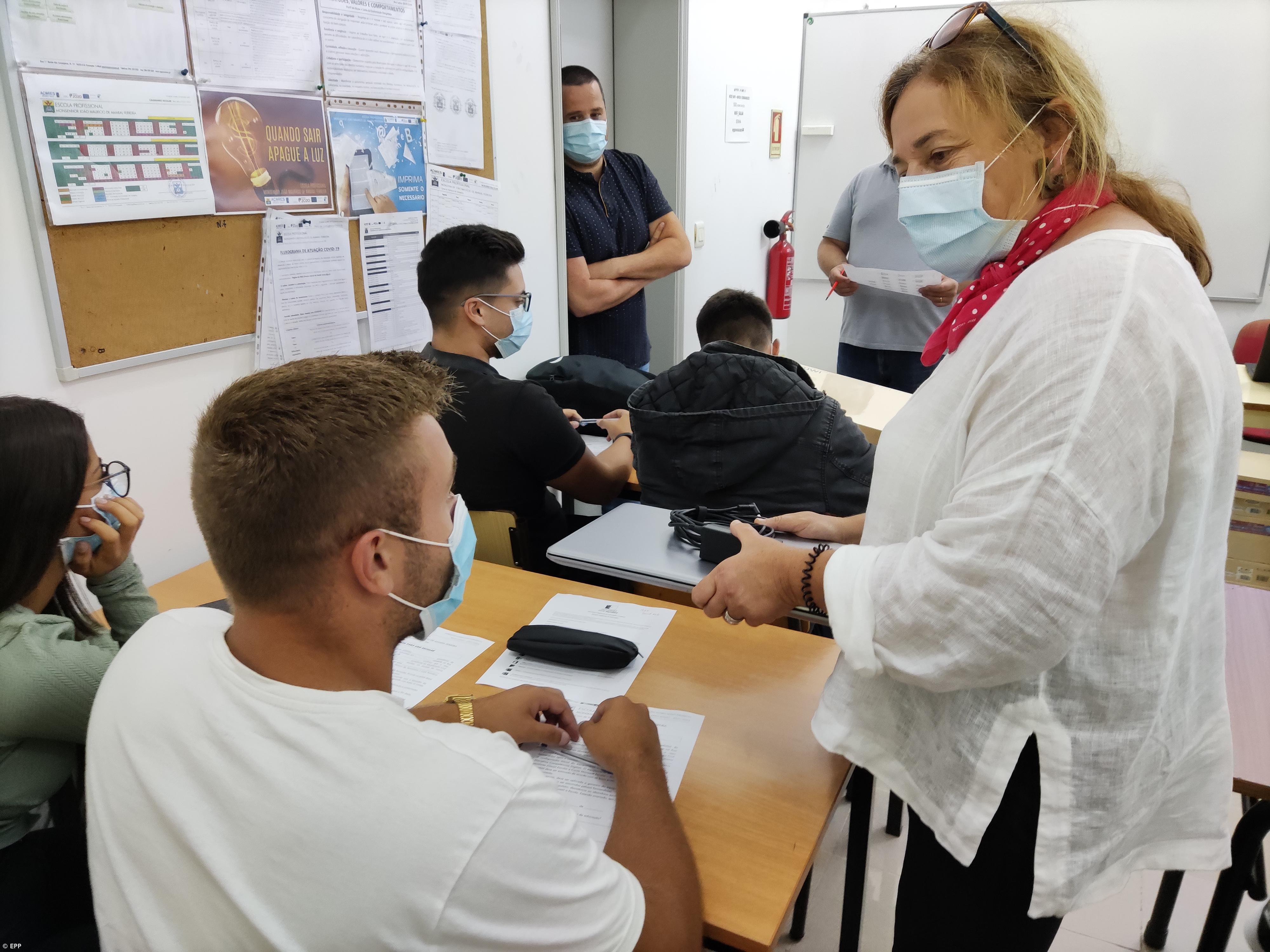 Profissional da Povoação entrega computadores aos alunos – Imagem 6