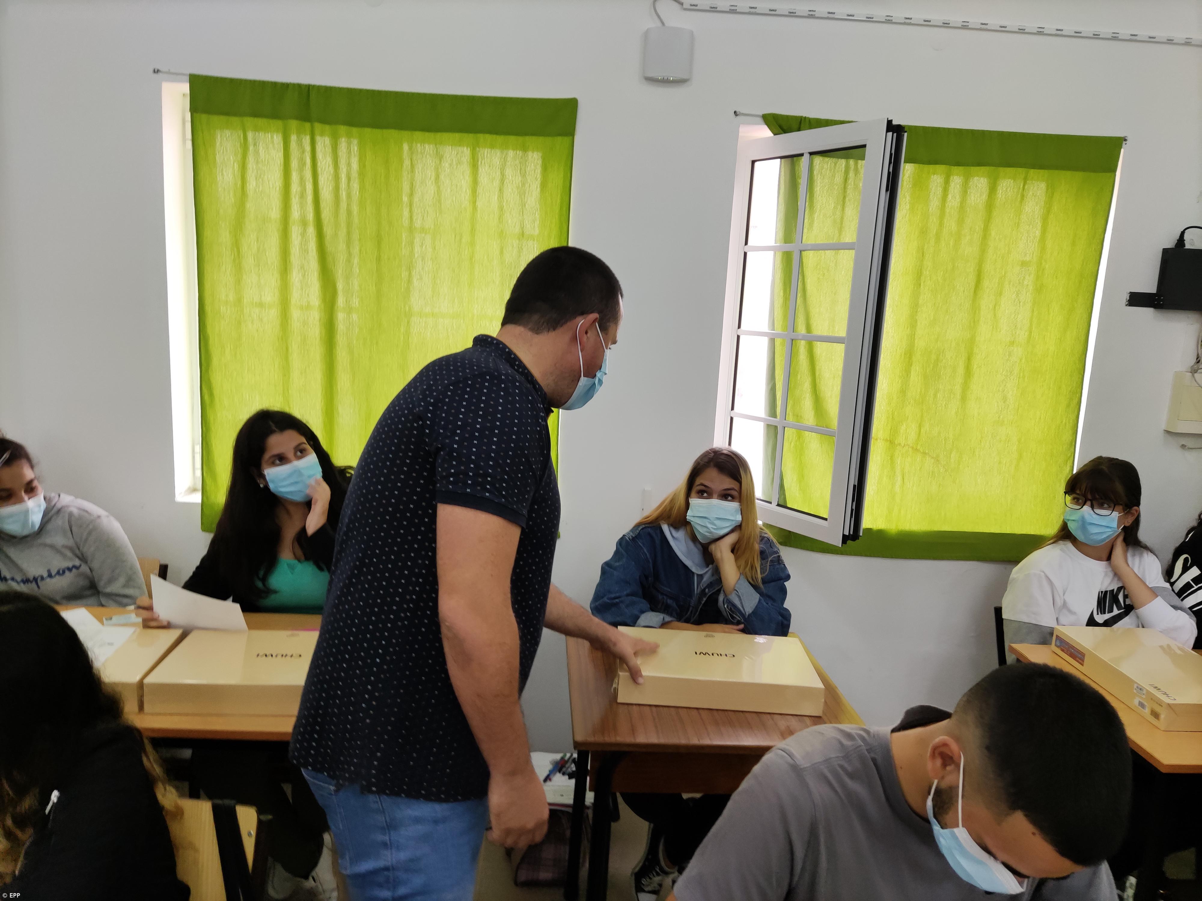 Profissional da Povoação entrega computadores aos alunos – Imagem 11
