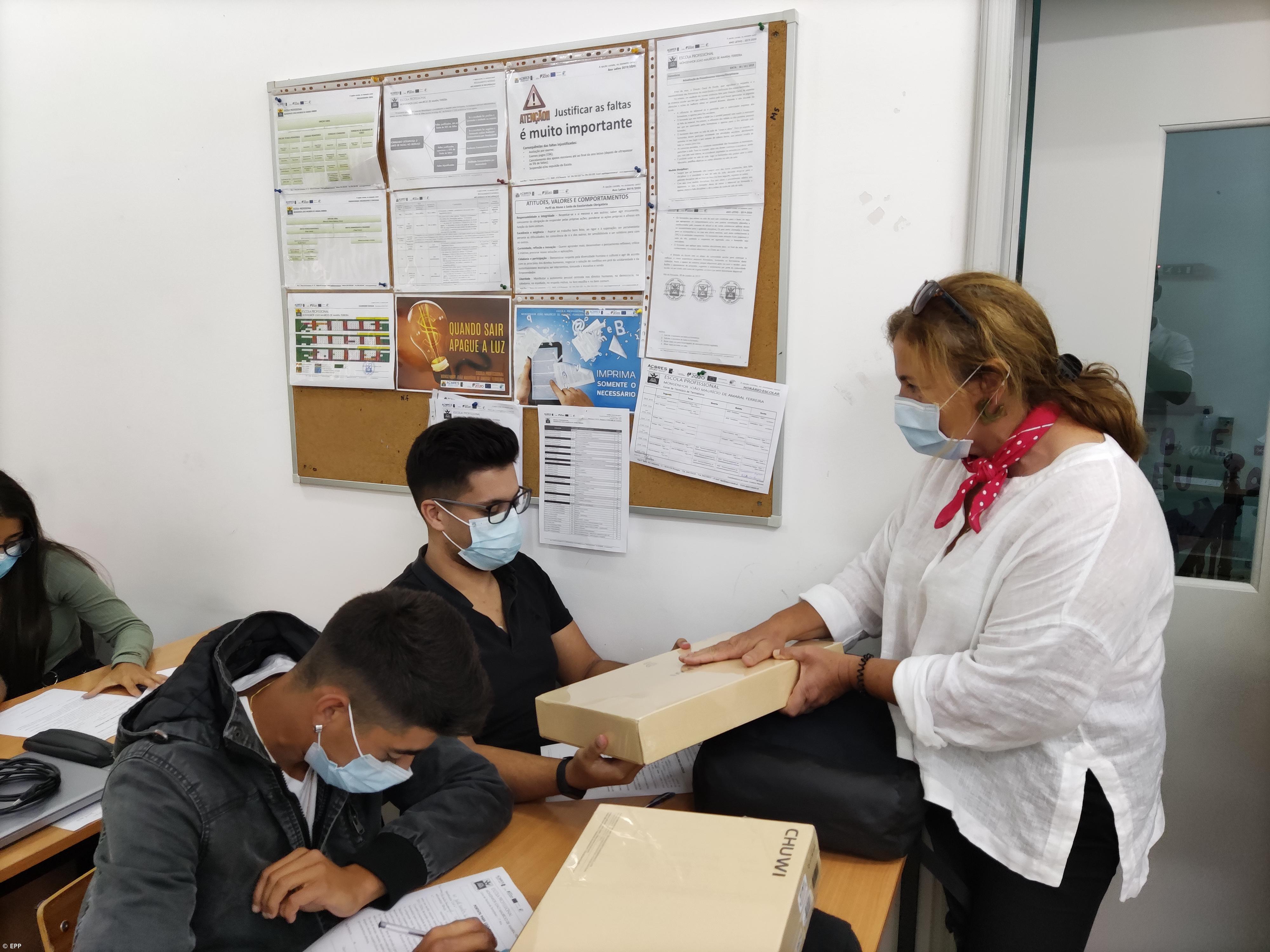 Profissional da Povoação entrega computadores aos alunos – Imagem 10