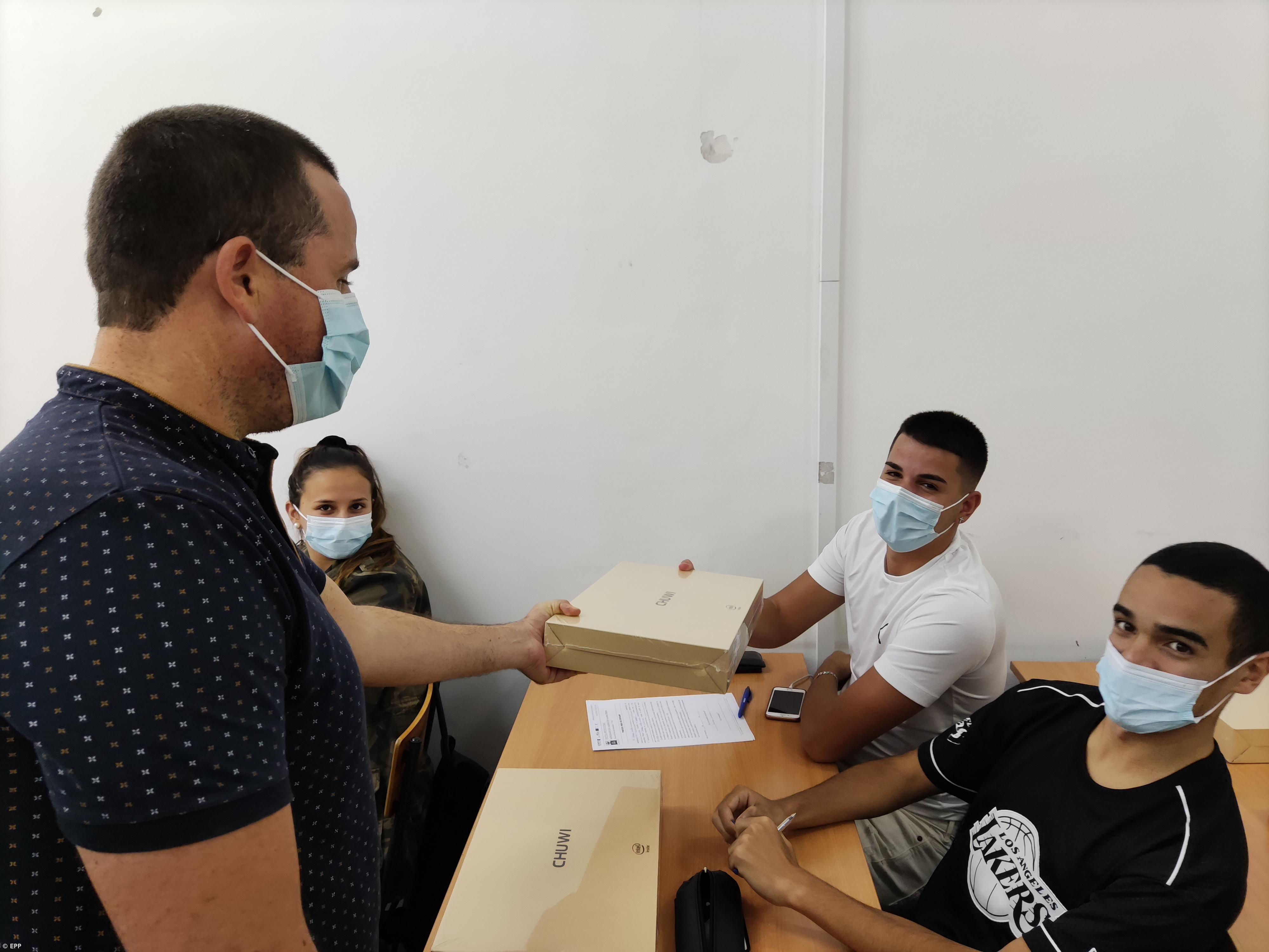 Profissional da Povoação entrega computadores aos alunos – Imagem 9