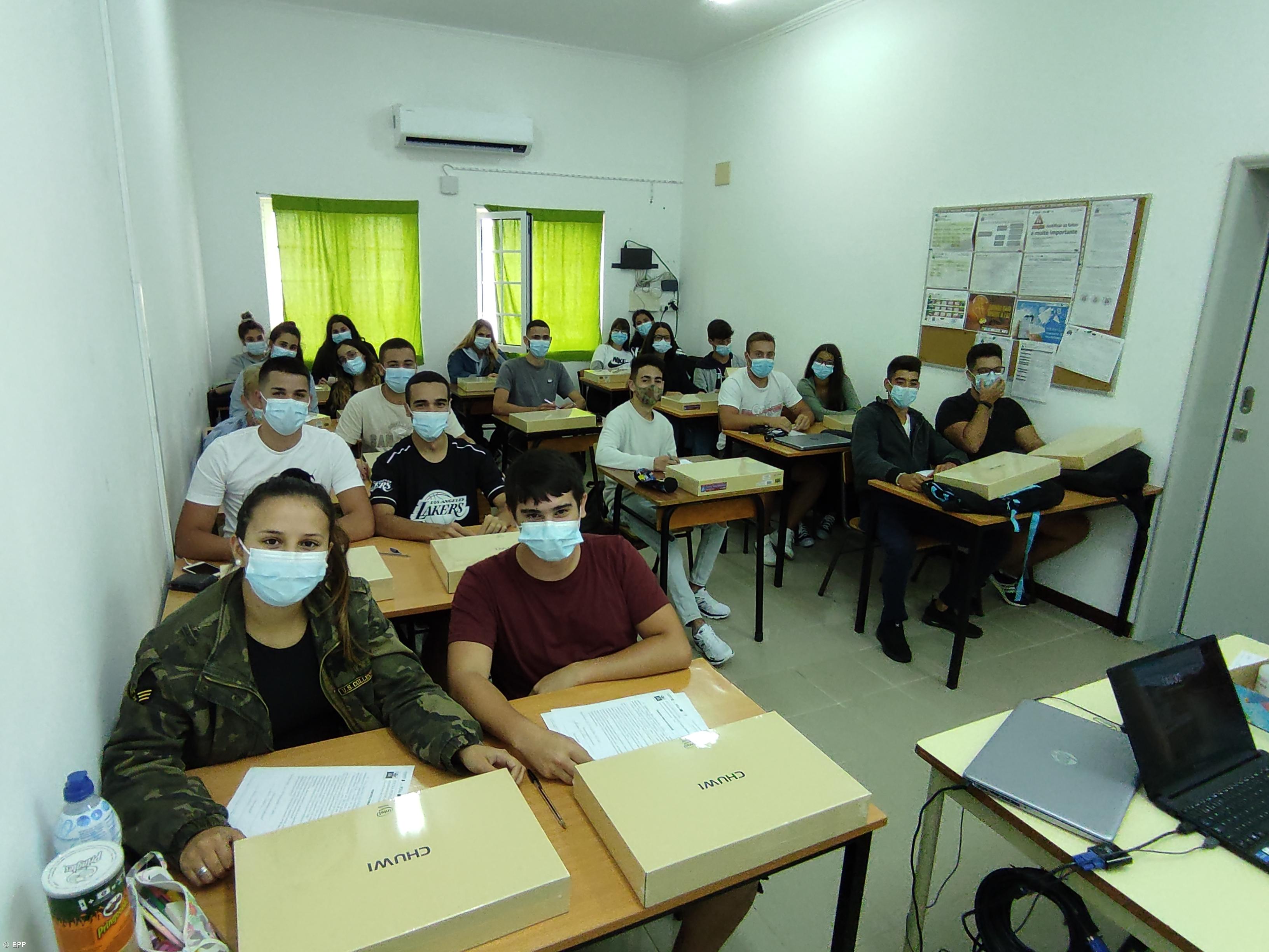 Profissional da Povoação entrega computadores aos alunos – Imagem 8