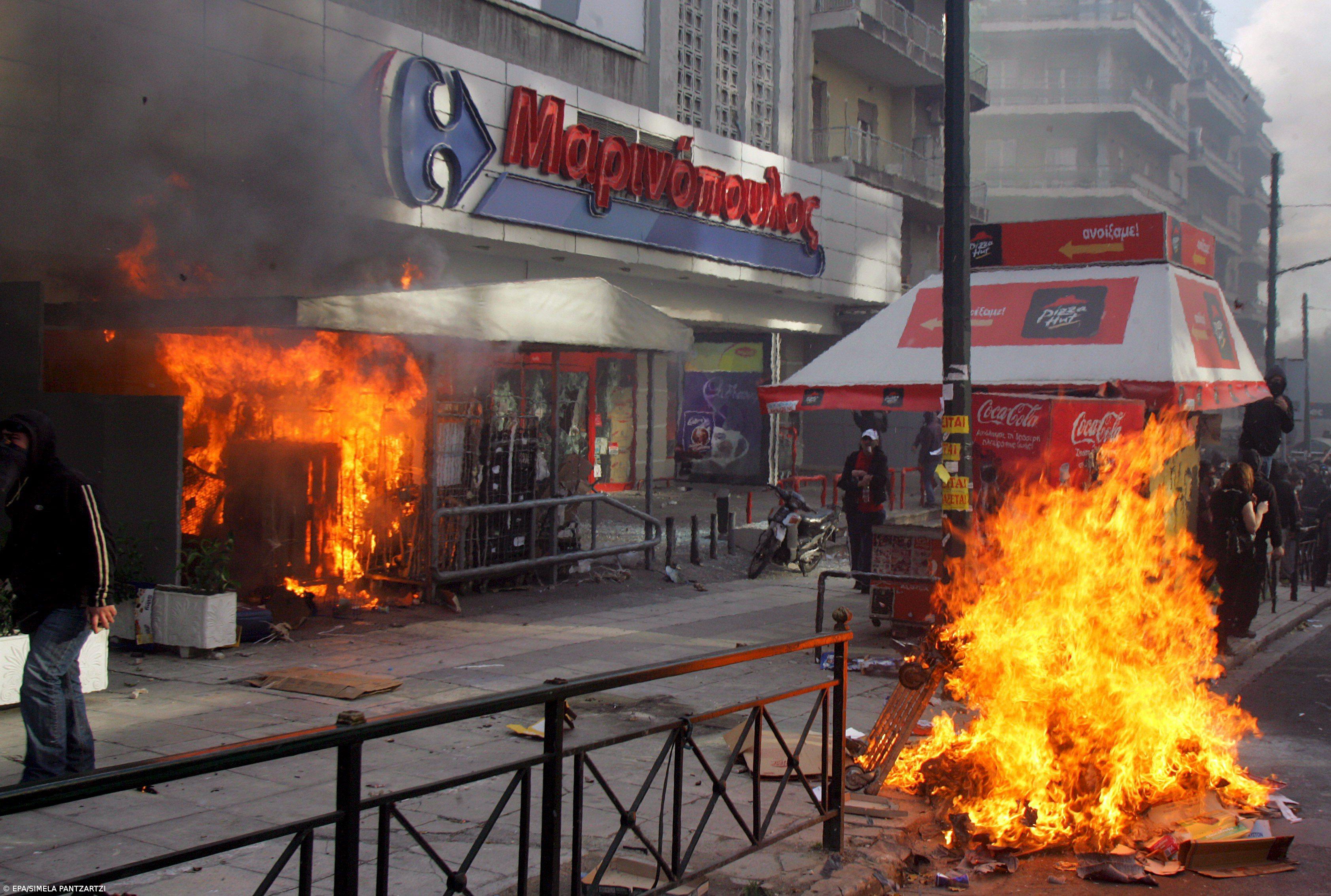 Meio milhar de manifestantes junto à sede da polícia em Atenas – Imagem 1