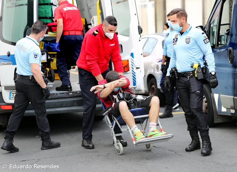 Momentos de pânico na rua de Lisboa, em Ponta Delgada, após disparos de espingarda (com fotos) – Imagem 5