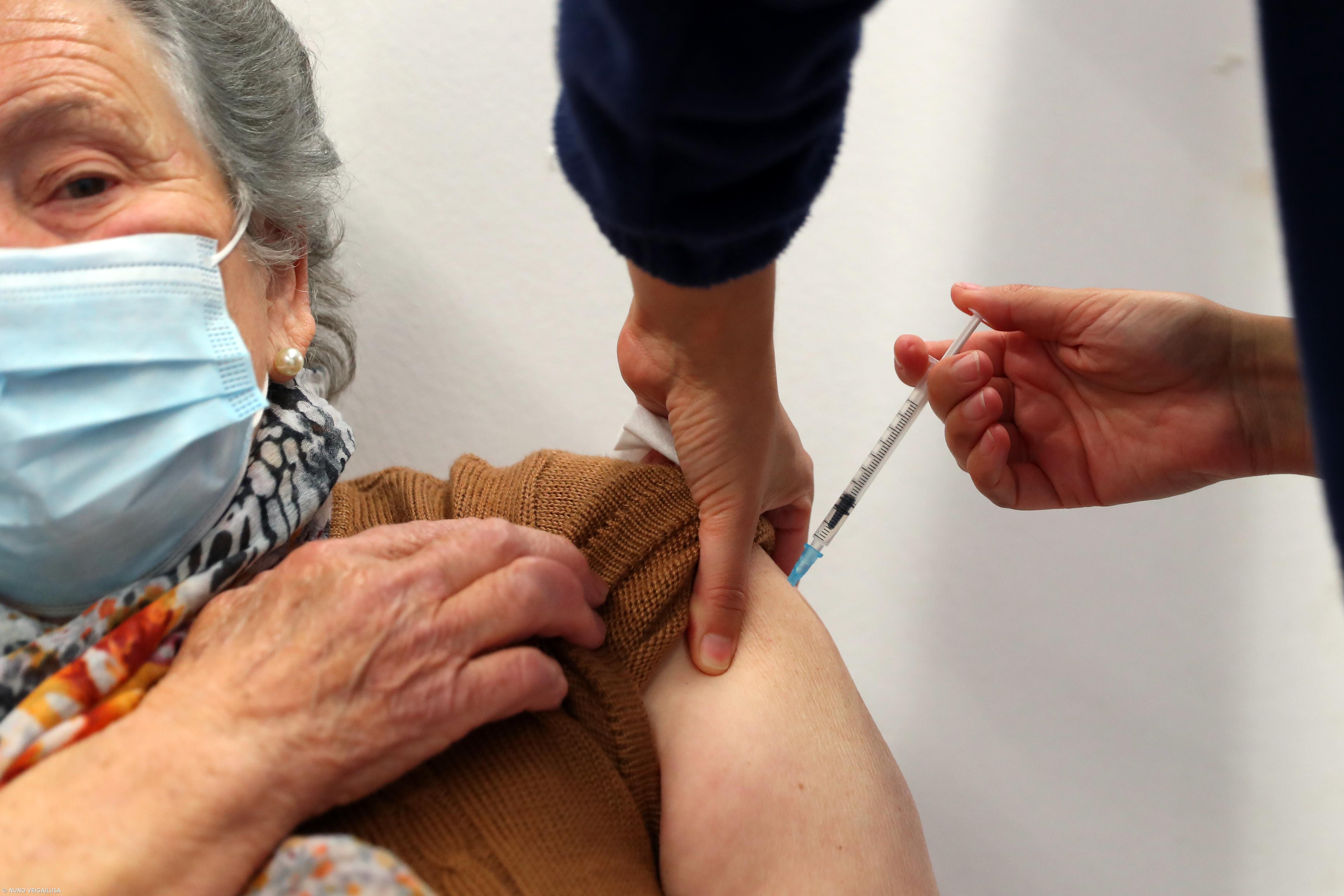 Estudo de trombose venosa cerebral confirma segurança das vacinas  – Imagem 1