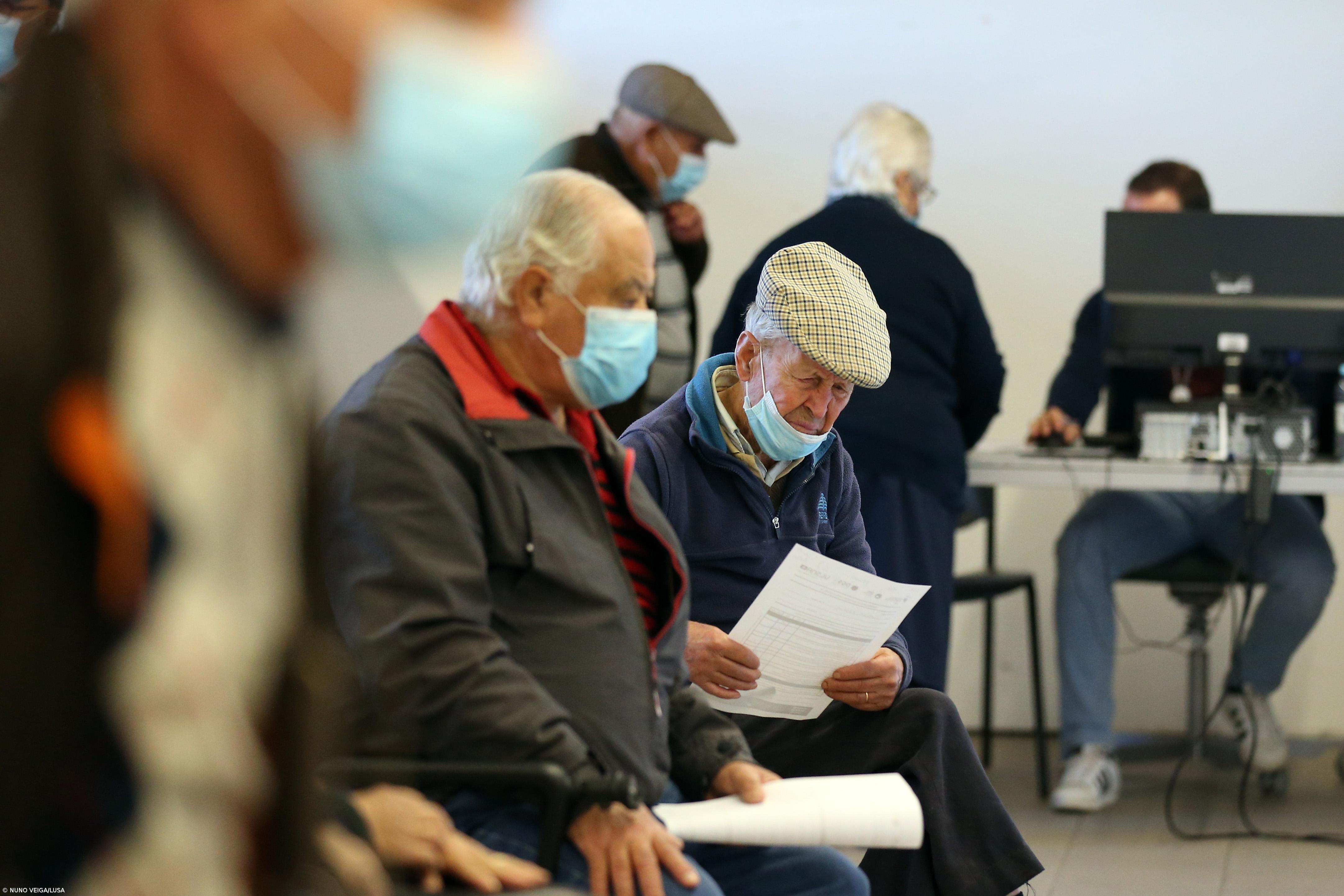 Mais de 76 mil pessoas receberam terceira dose e vacina da gripe na segunda-feira – Imagem 1