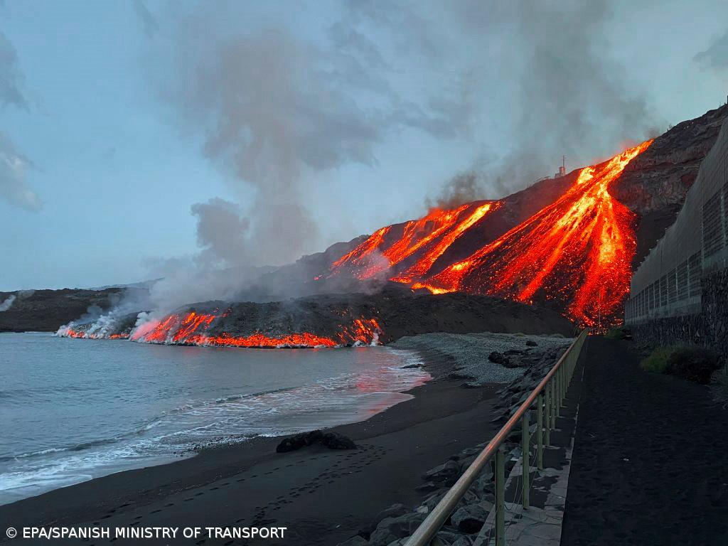 Novo rio de lava da erupção de La Palma chega ao Atlântico – Imagem 1