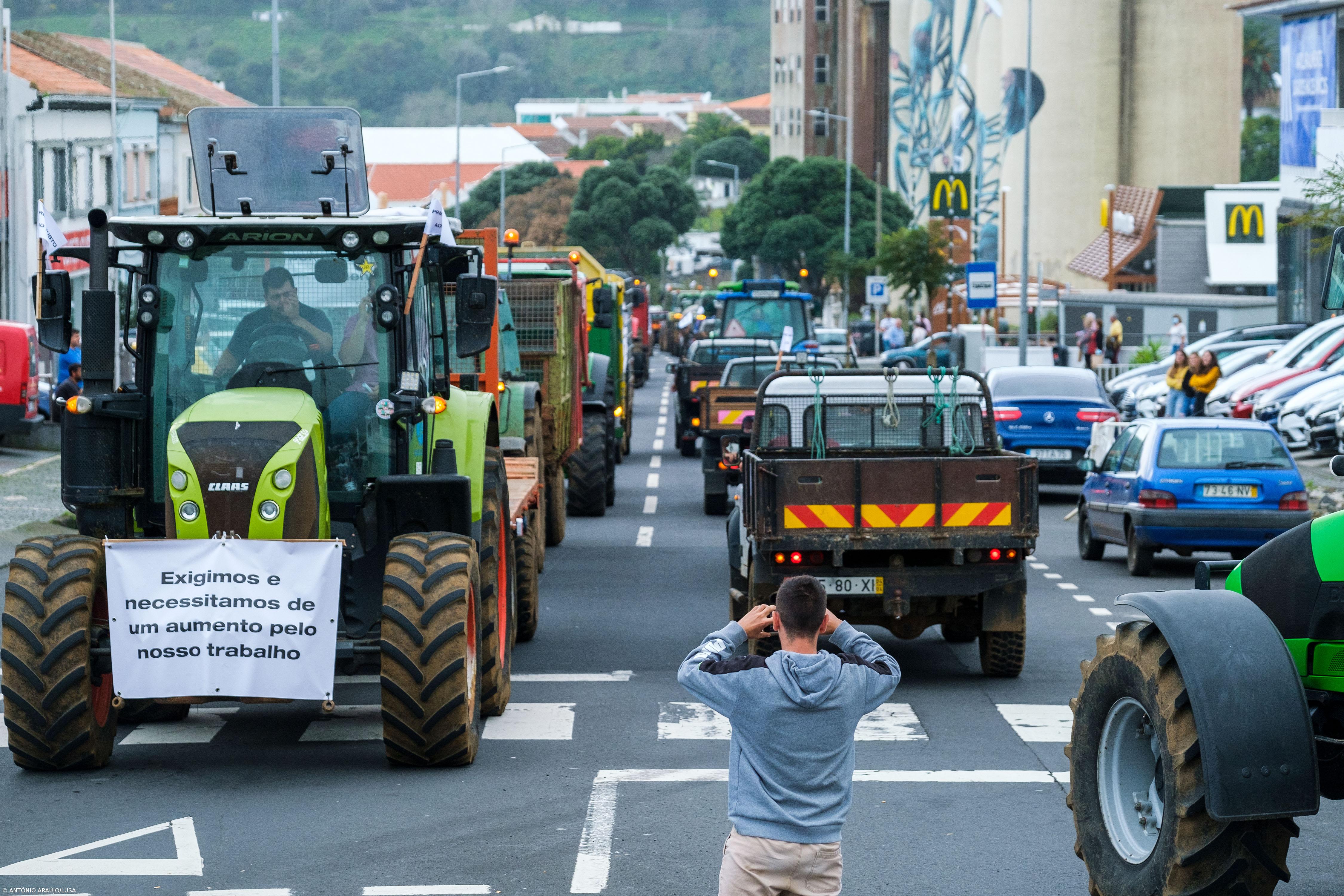 Produtores de leite e de carne da ilha Terceira sairam à rua em protesto – Imagem 1