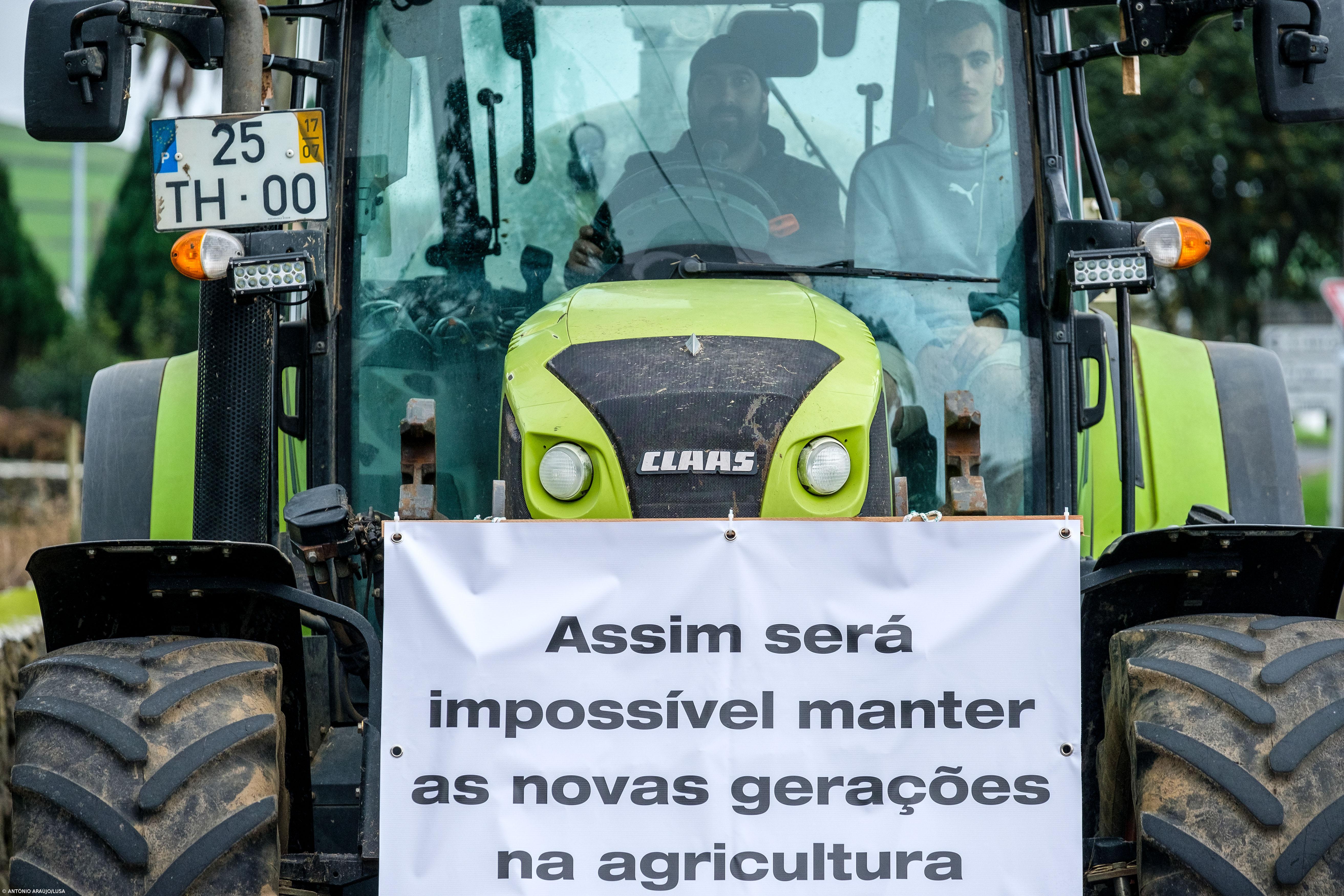 Produtores de leite e de carne da ilha Terceira sairam à rua em protesto – Imagem 2