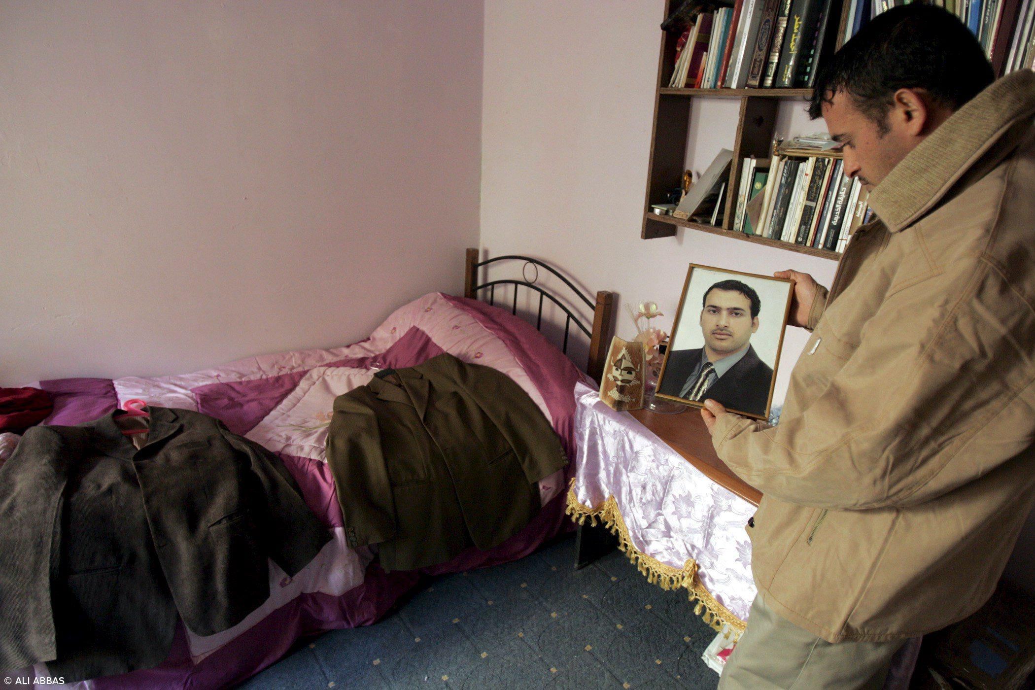 Adiado julgamento de jornalista que atirou sapatos contra Bush  – Imagem 1