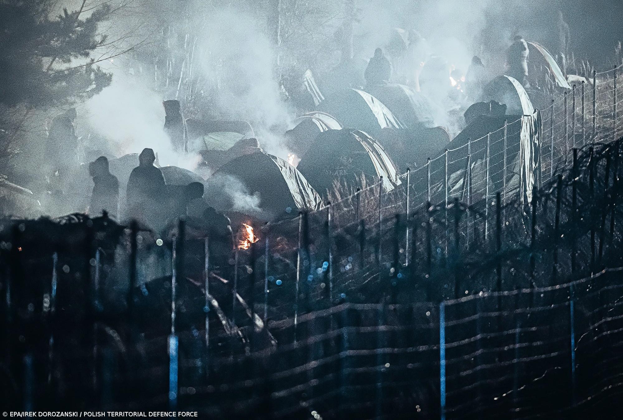 Militares polacos usam gás lacrimogéneo para repelir migrantes na fronteira com Bielorrússia – Imagem 1